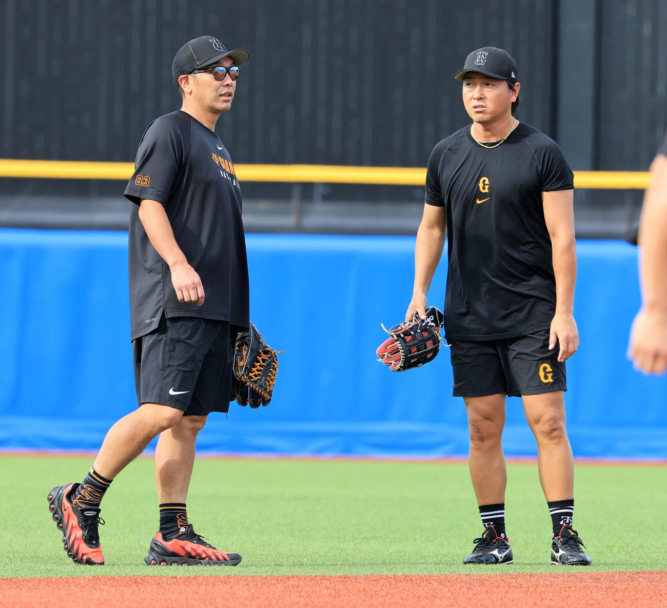 練習中、巨人長野（右）と話す阿部監督（2025年7月17日撮影）