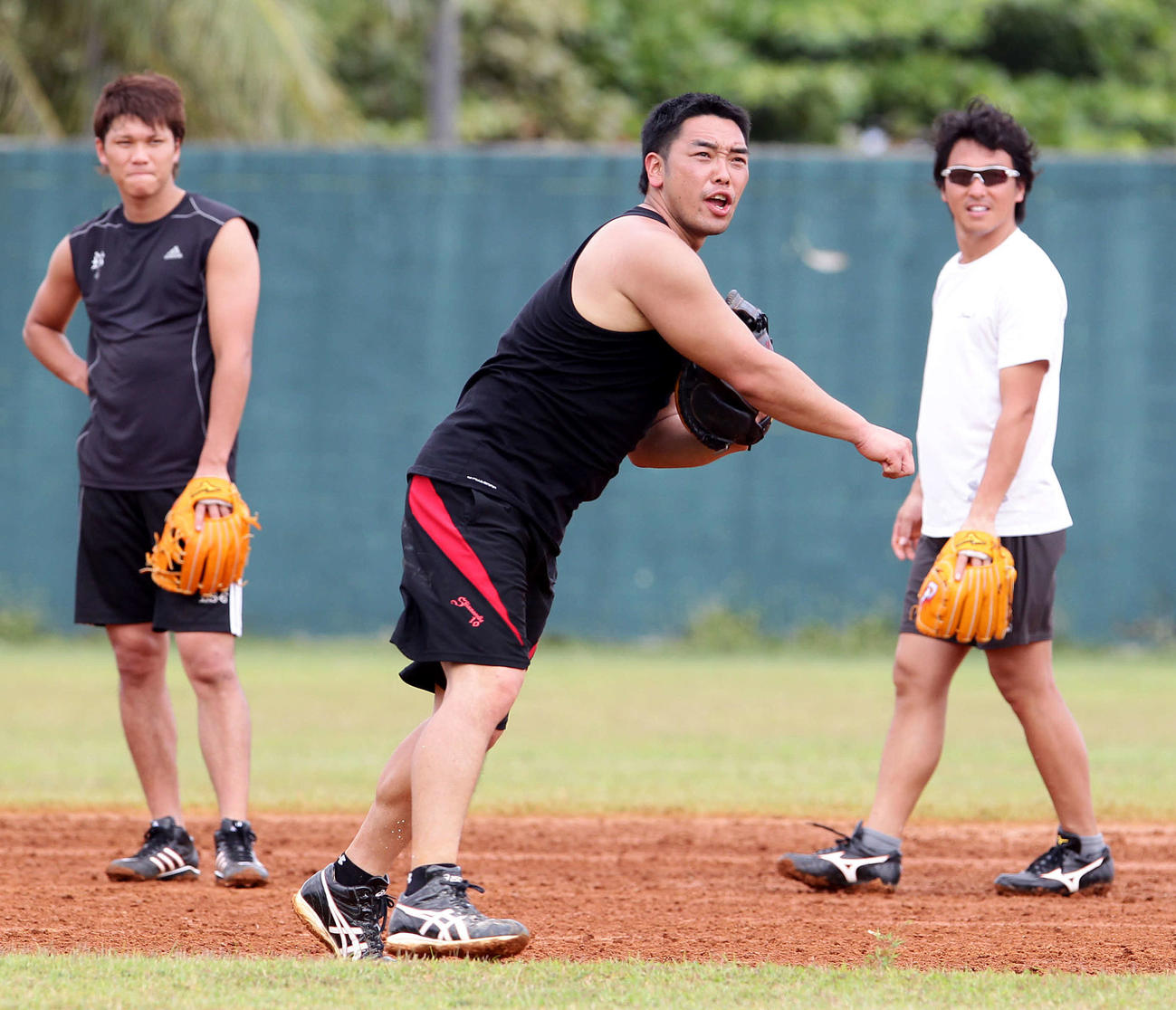 13年1月、グアムでの自主トレでノックを受ける巨人阿部慎之助（中央）。左は坂本勇人、右は長野久義