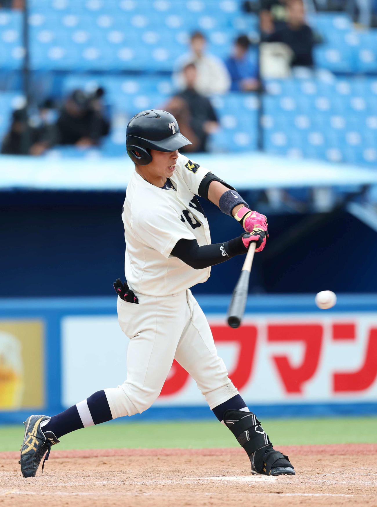 東洋大対青学大　5回表東洋大2死一、三塁、適時打を放つ山田（撮影・増田悦実）