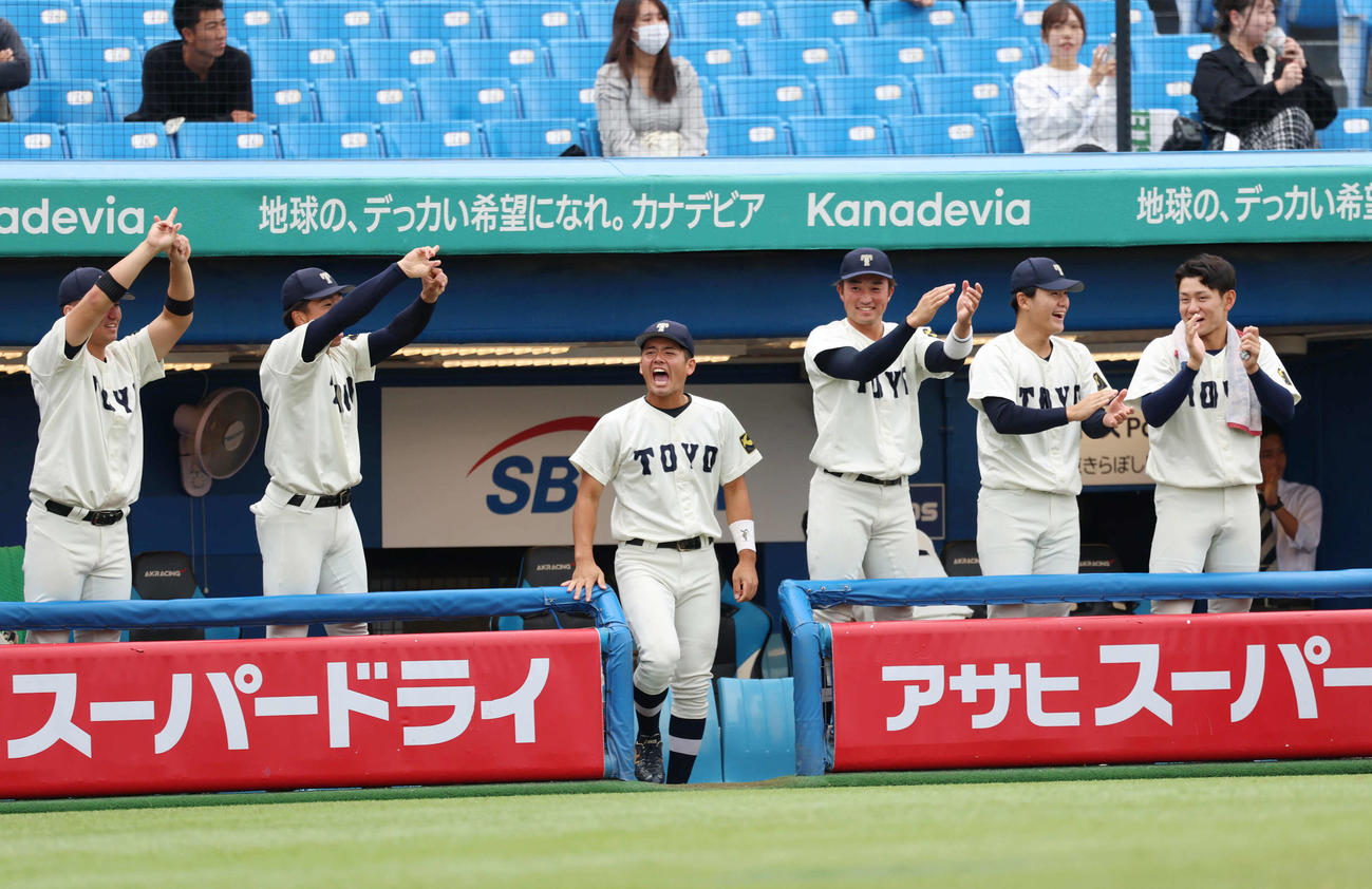 東洋大対青学大　2回表東洋大1死二塁、先制点が決まり、喜ぶ東洋大ナイン（撮影・増田悦実）