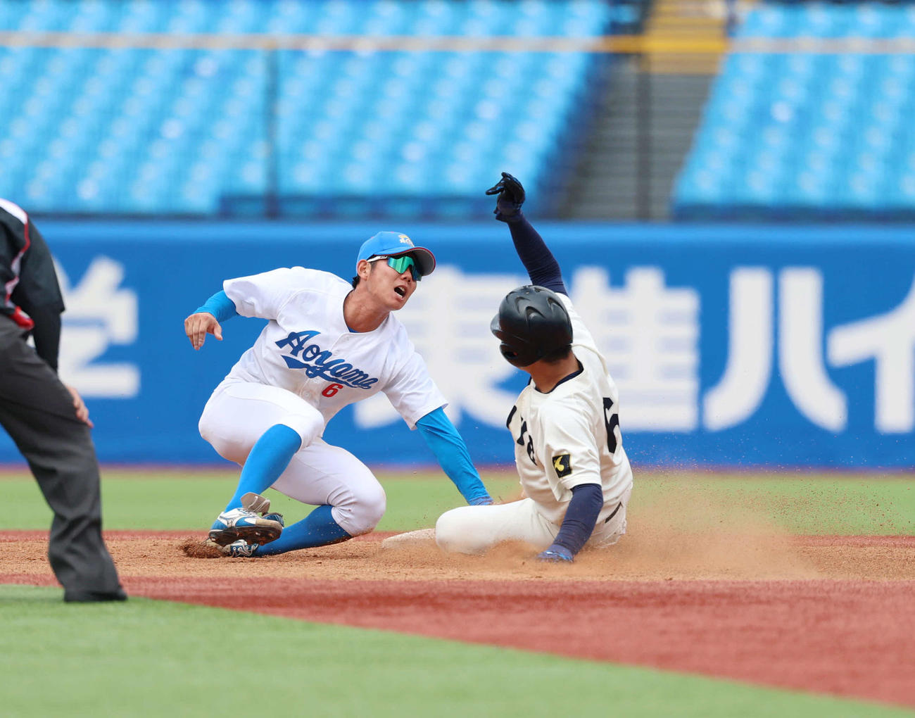 東洋大対青学大　3回表東洋大1死一塁、高中（右）は二盗を試みるもタッチアウトとなる（撮影・増田悦実）