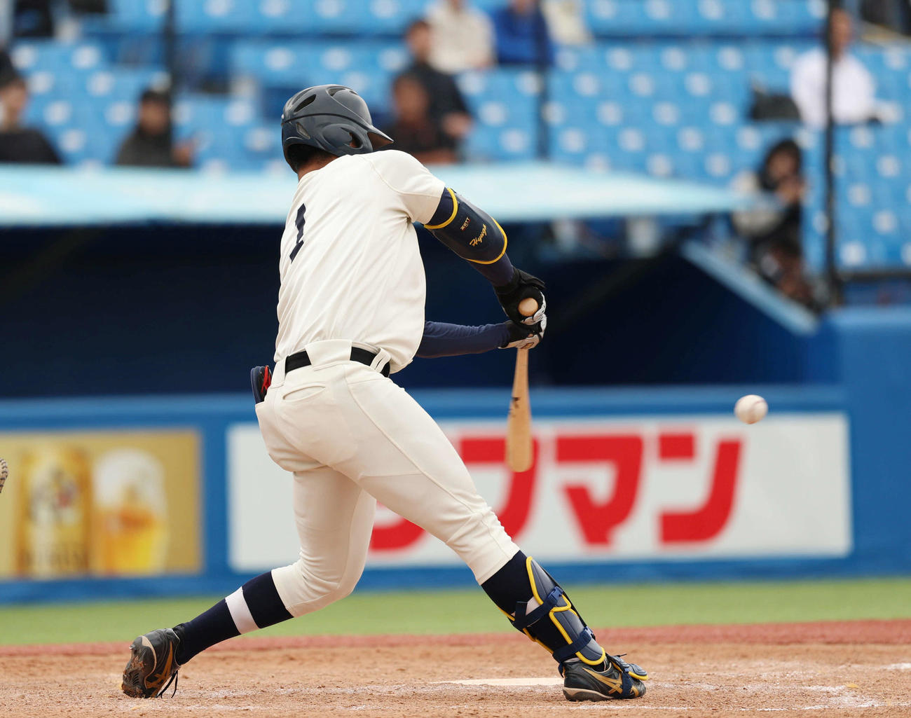 東洋大対青学大　5回表東洋大1死一塁、右安打を放つ池田（撮影・増田悦実）