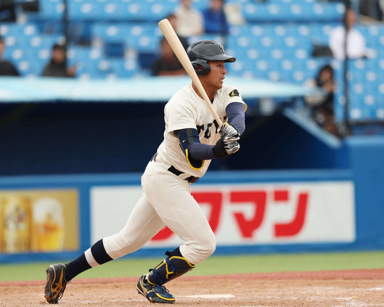 東洋大対青学大　5回表東洋大1死一塁、右安打を放つ池田（撮影・増田悦実）