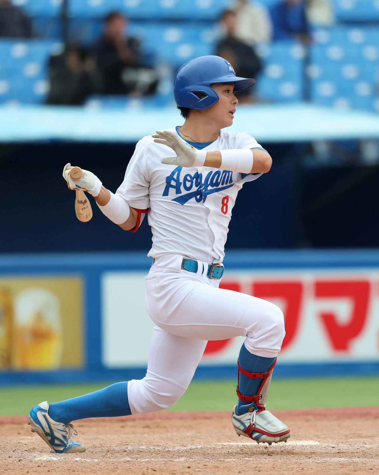 東洋大対青学大　8回裏青学大1死、右安打を放つ初谷（撮影・増田悦実）