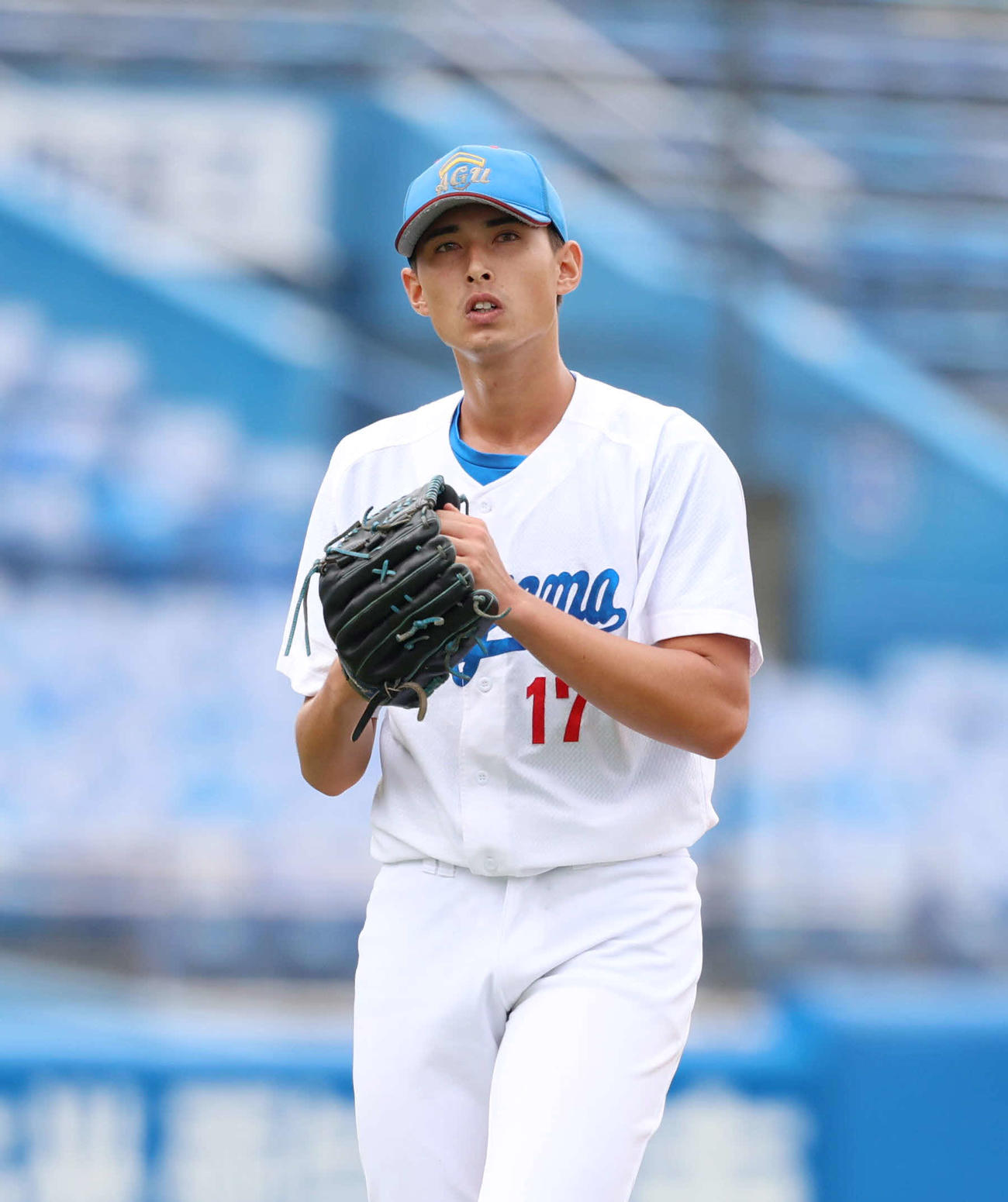 東洋大対青学大　2回表東洋大先制点をくらい、渋い顔でベンチへ戻る青学大・ヴァデルナ（撮影・増田悦実）