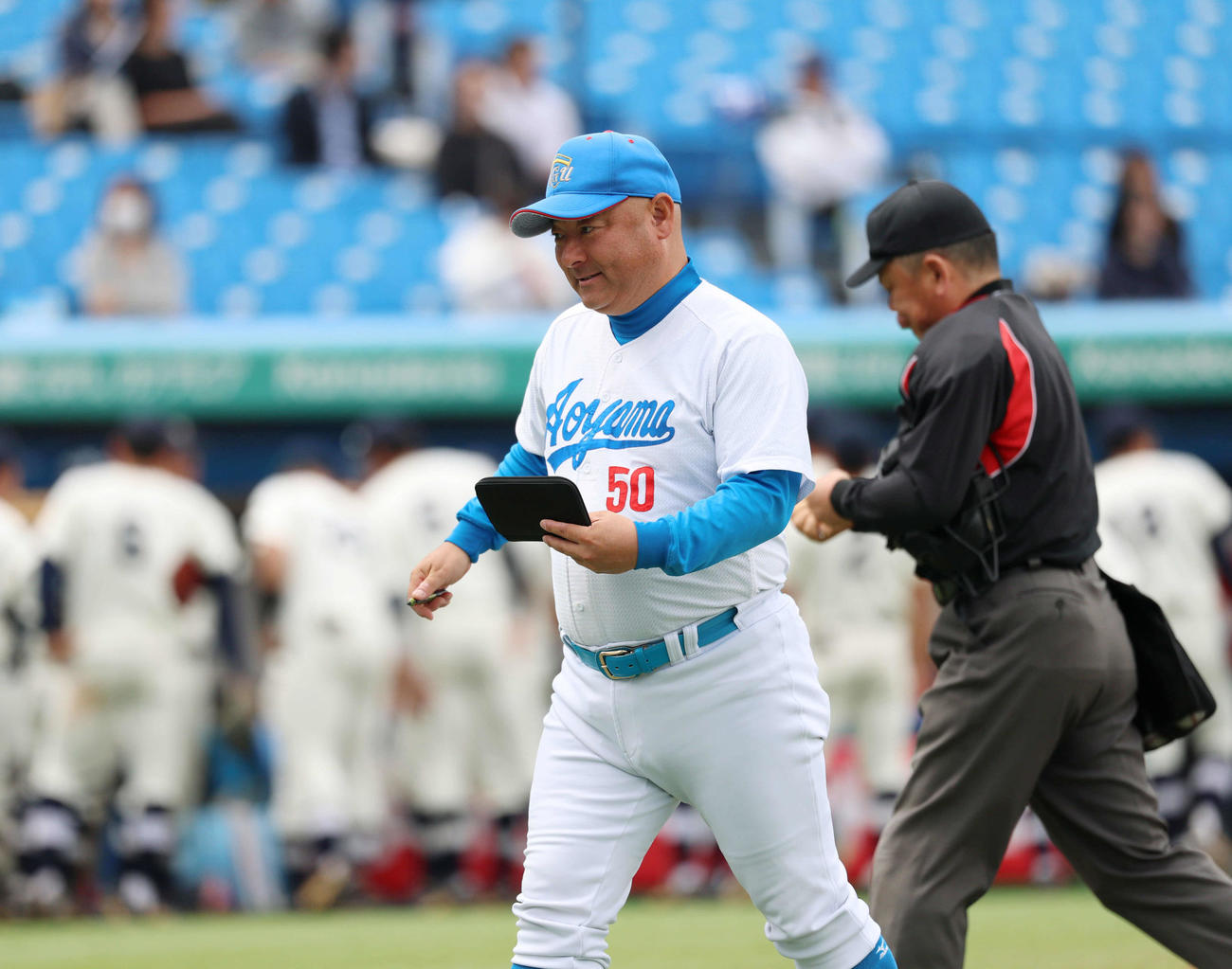東洋大対青学大　交代を告げベンチへ戻る青学大・安藤監督（撮影・増田悦実）
