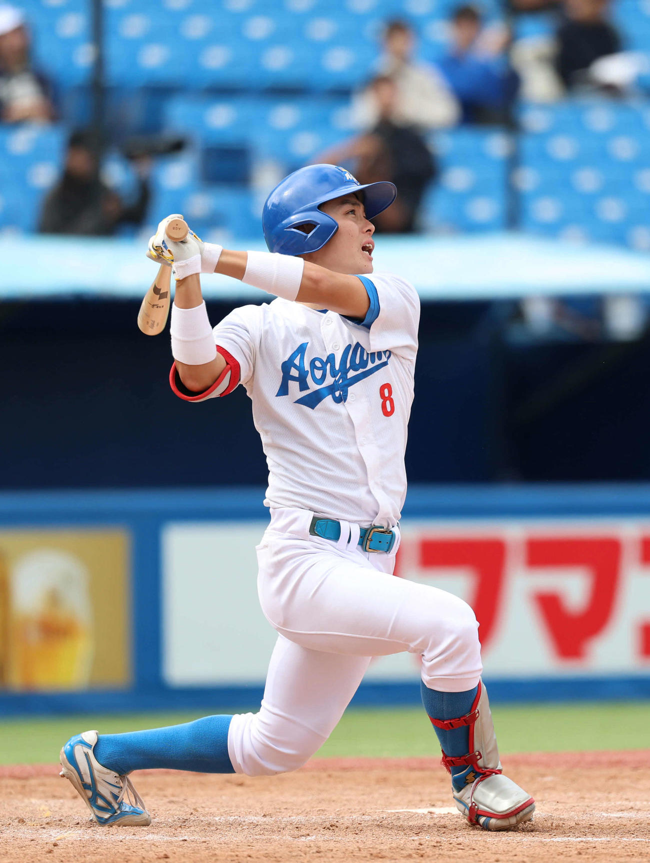 東洋大対青学大　4回裏青学大2死、右越えソロ本塁打を放つ初谷（撮影・増田悦実）
