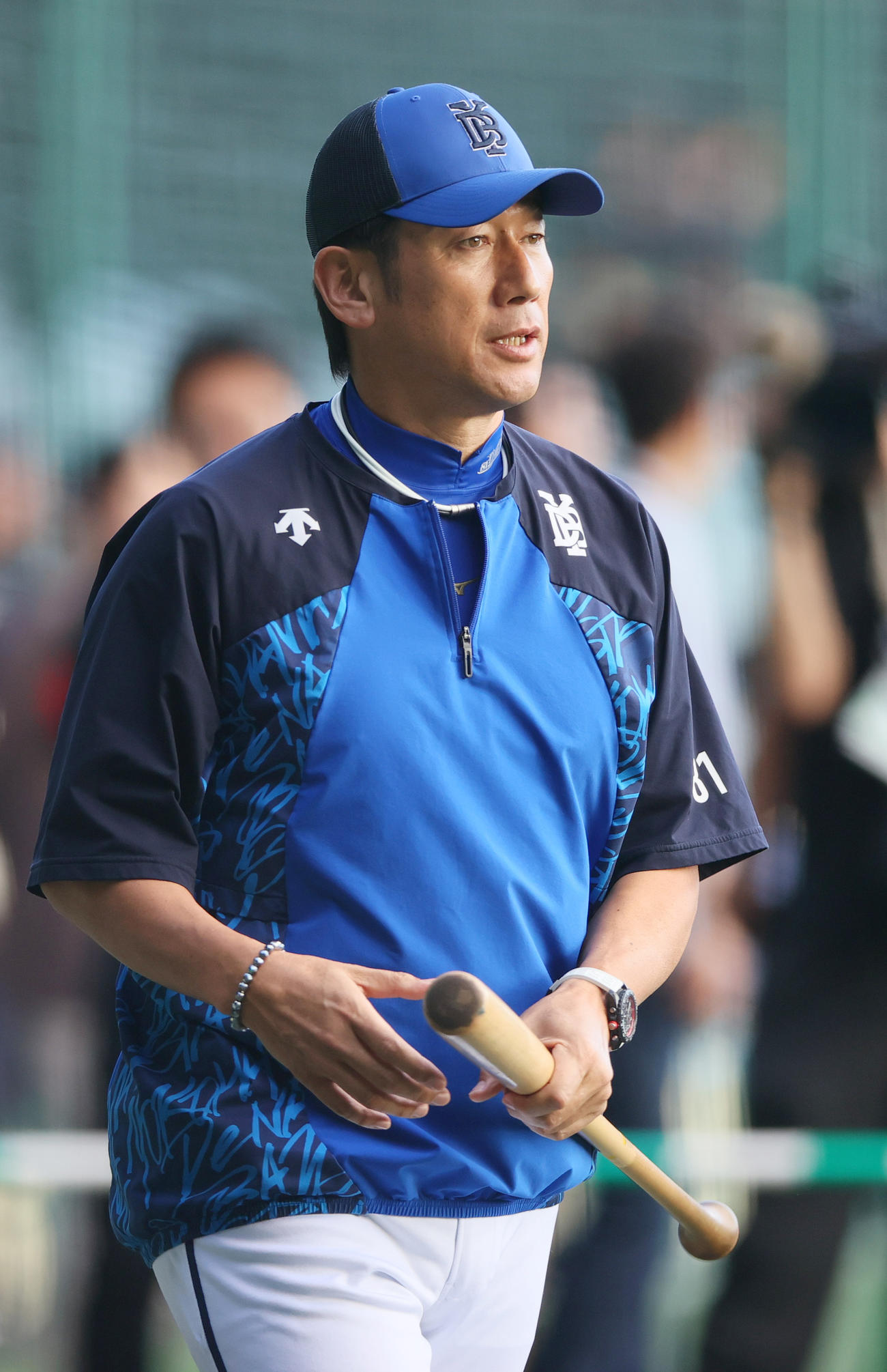 阪神対DeNA　グラウンド入りするDeNA三浦監督（撮影・上山淳一）
