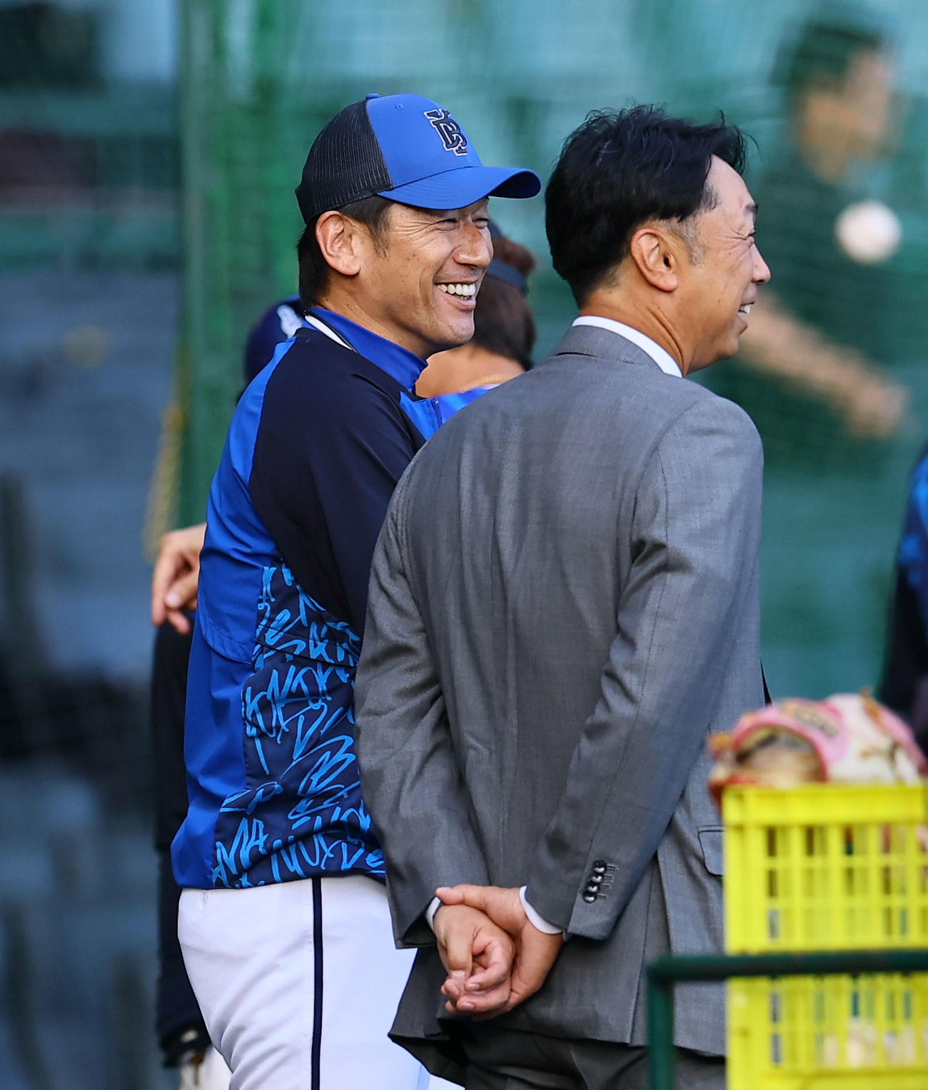 阪神対DeNA　宮本慎也氏と話をするDeNA三浦監督（撮影・藤尾明華）