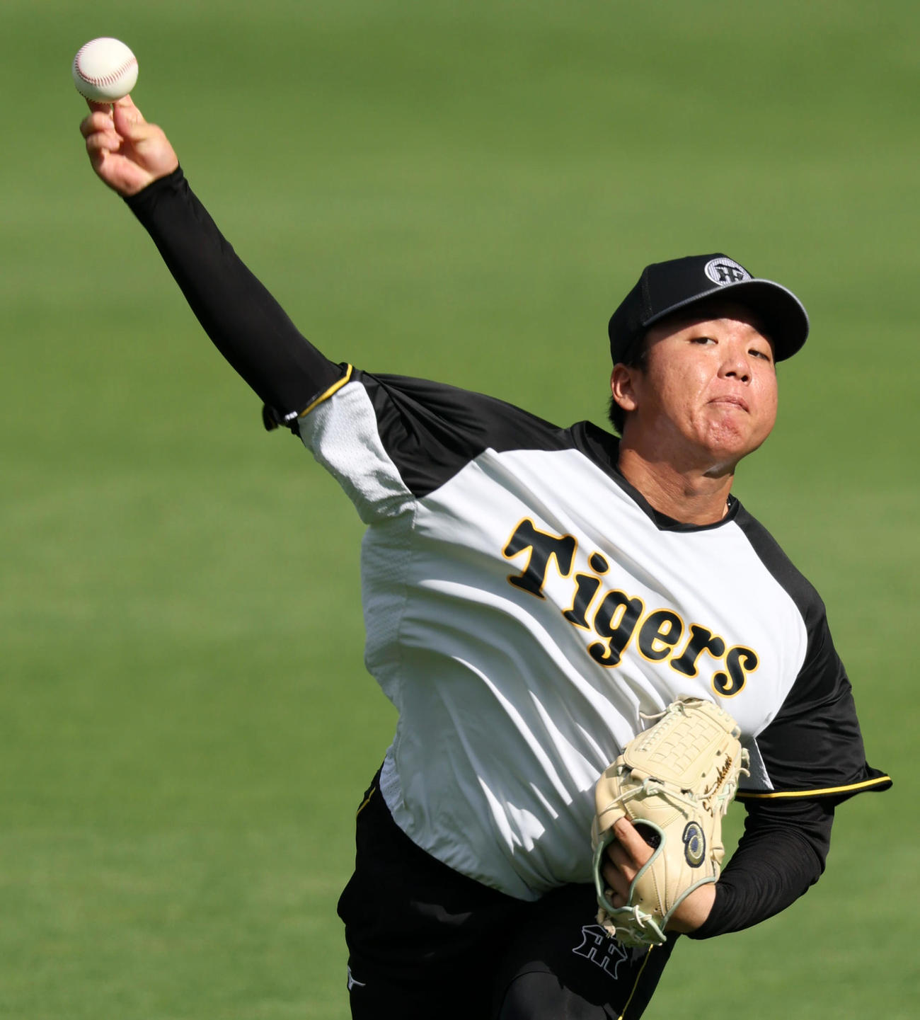 阪神対DeNA　練習でキャッチボールする阪神村上（撮影・加藤哉）