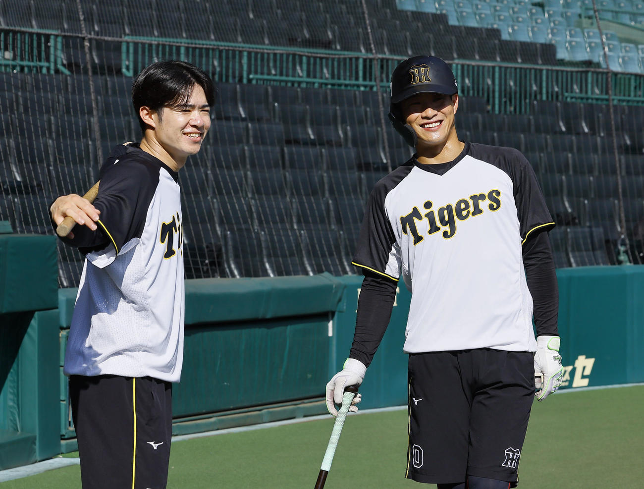 阪神対DeNA　練習中に笑顔を見せる阪神中野（左）と木浪（撮影・藤尾明華）