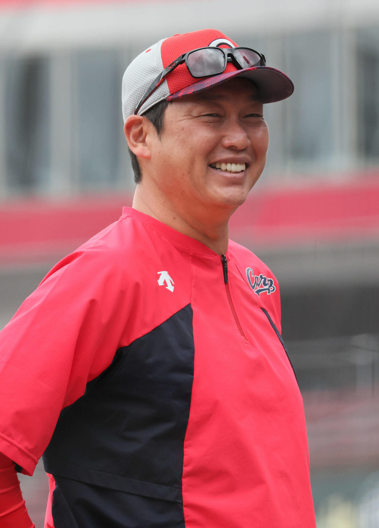 練習を見守る新井監督（撮影・加藤孝規）