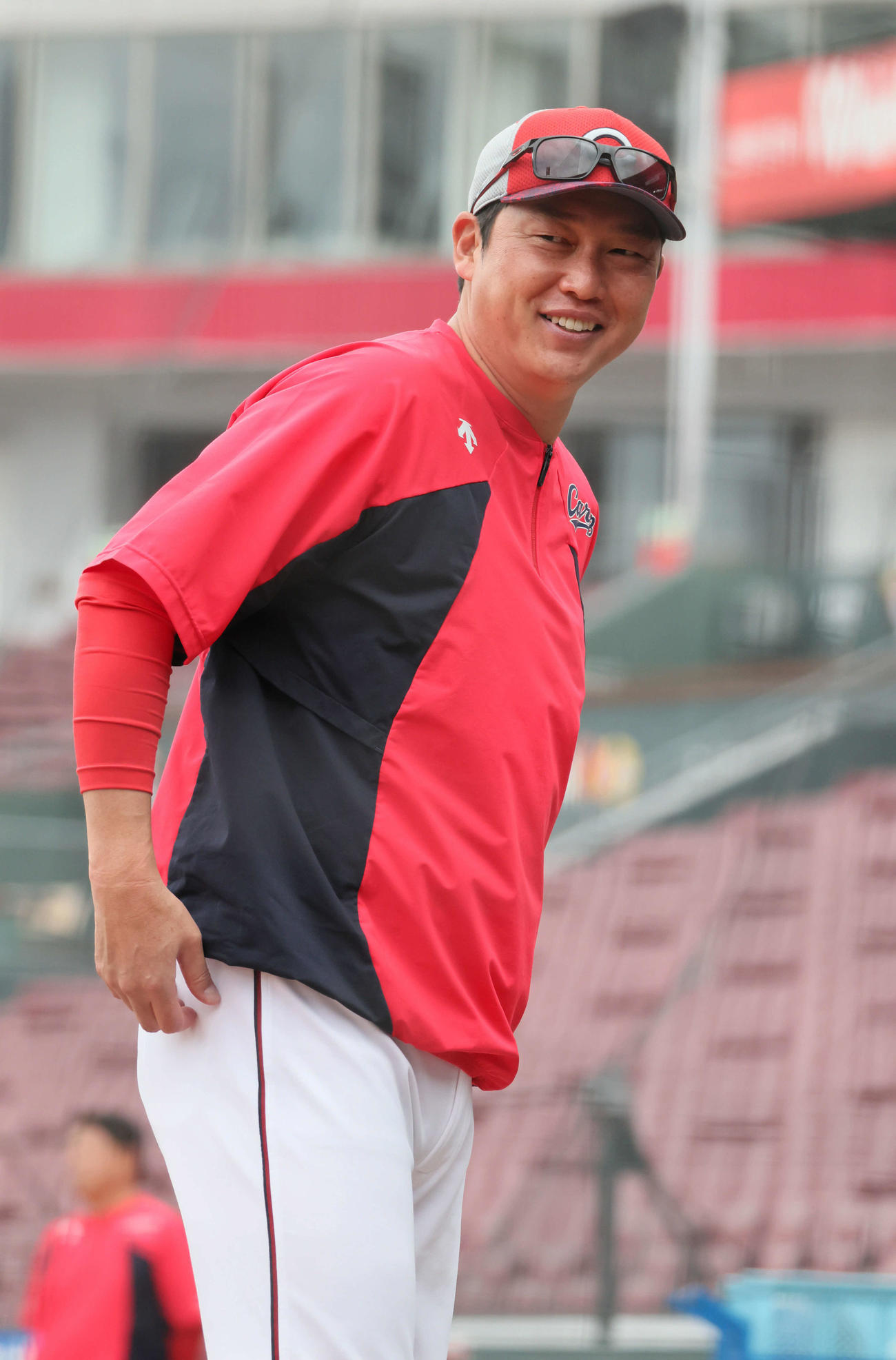 練習を見守る新井監督（撮影・加藤孝規）