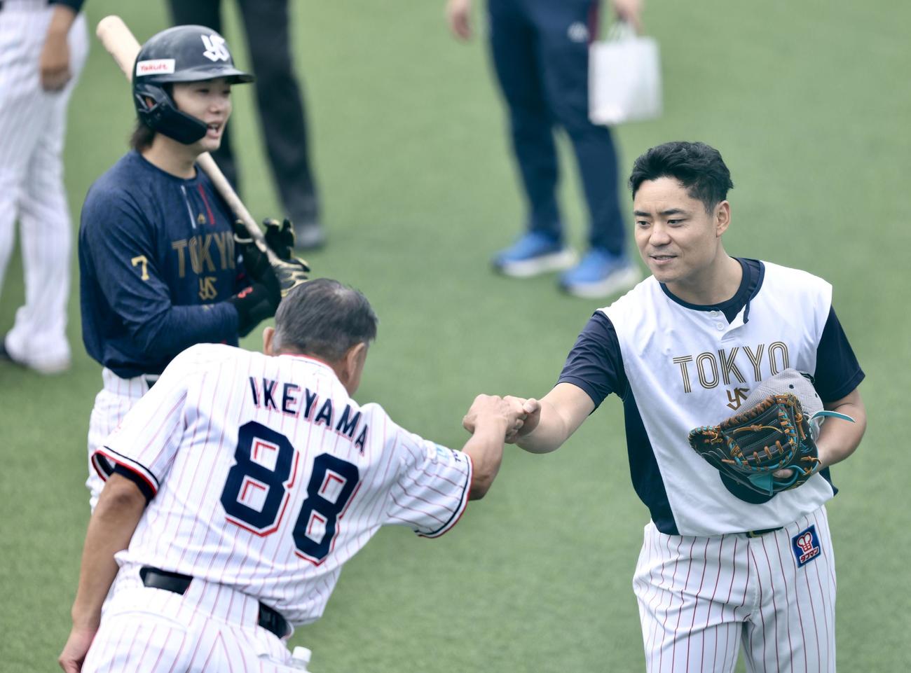 池山監督（左）とグータッチを交わすヤクルト中村悠（撮影・河田真司）