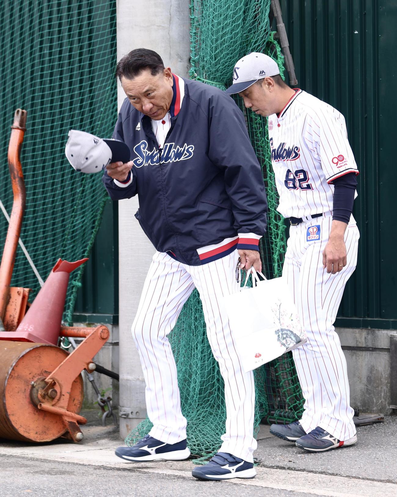 練習を終え移動するヤクルト池山監督（撮影・河田真司）