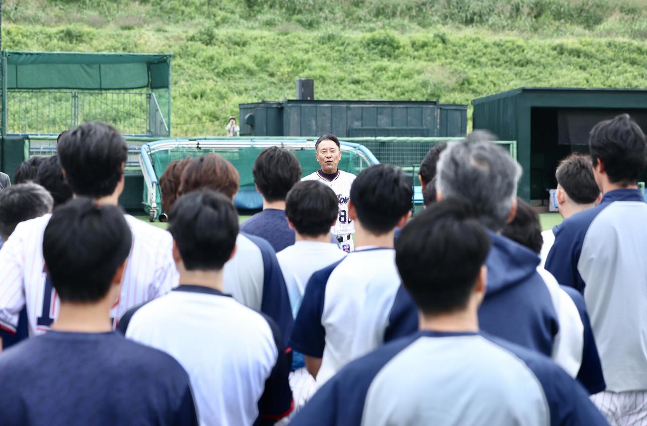 訓示するヤクルト池山監督（撮影・河田真司）