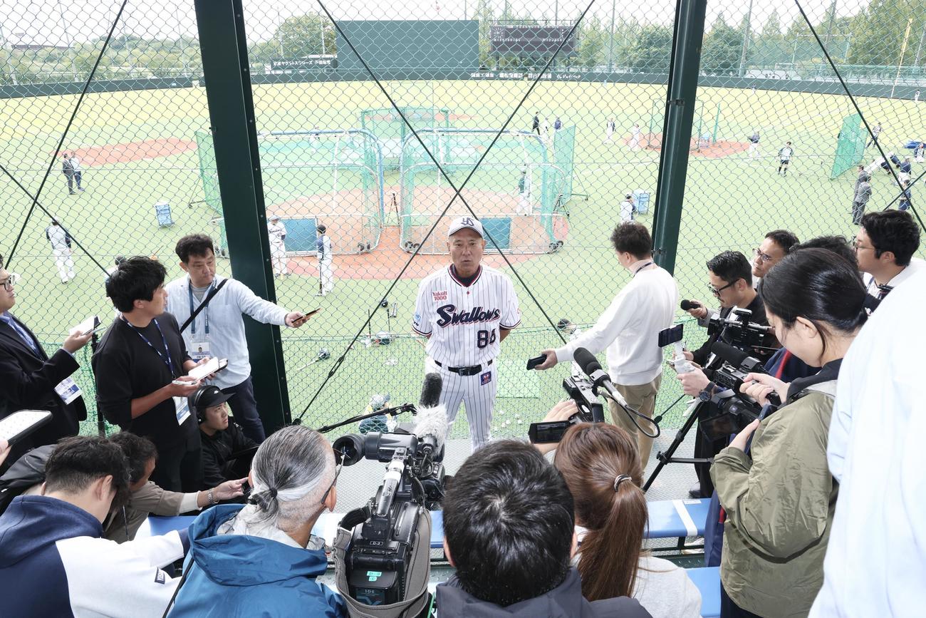 取材に応じるヤクルト池山監督（撮影・河田真司）