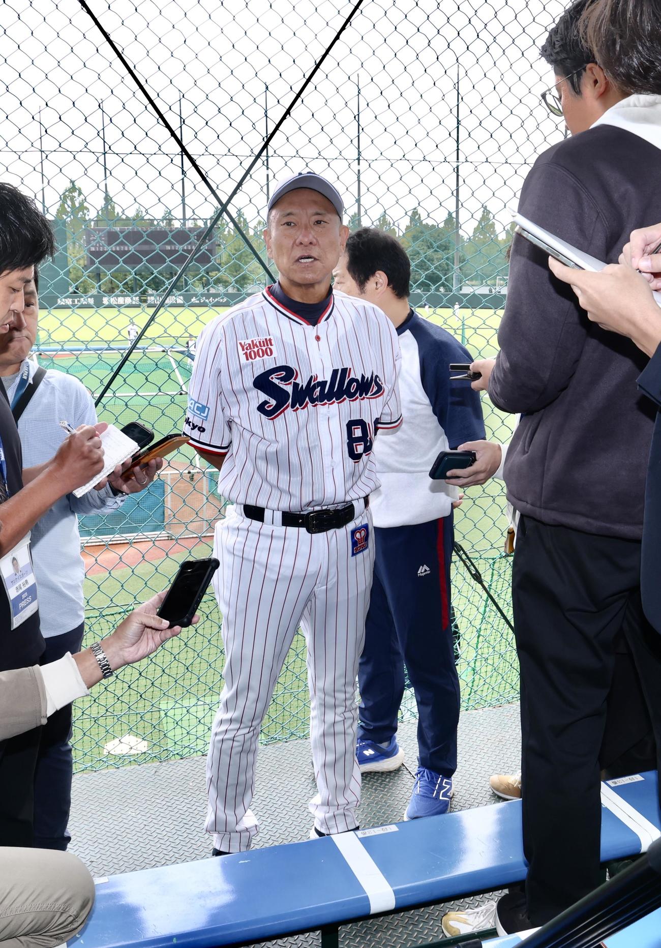 取材に応じるヤクルト池山監督（撮影・河田真司）
