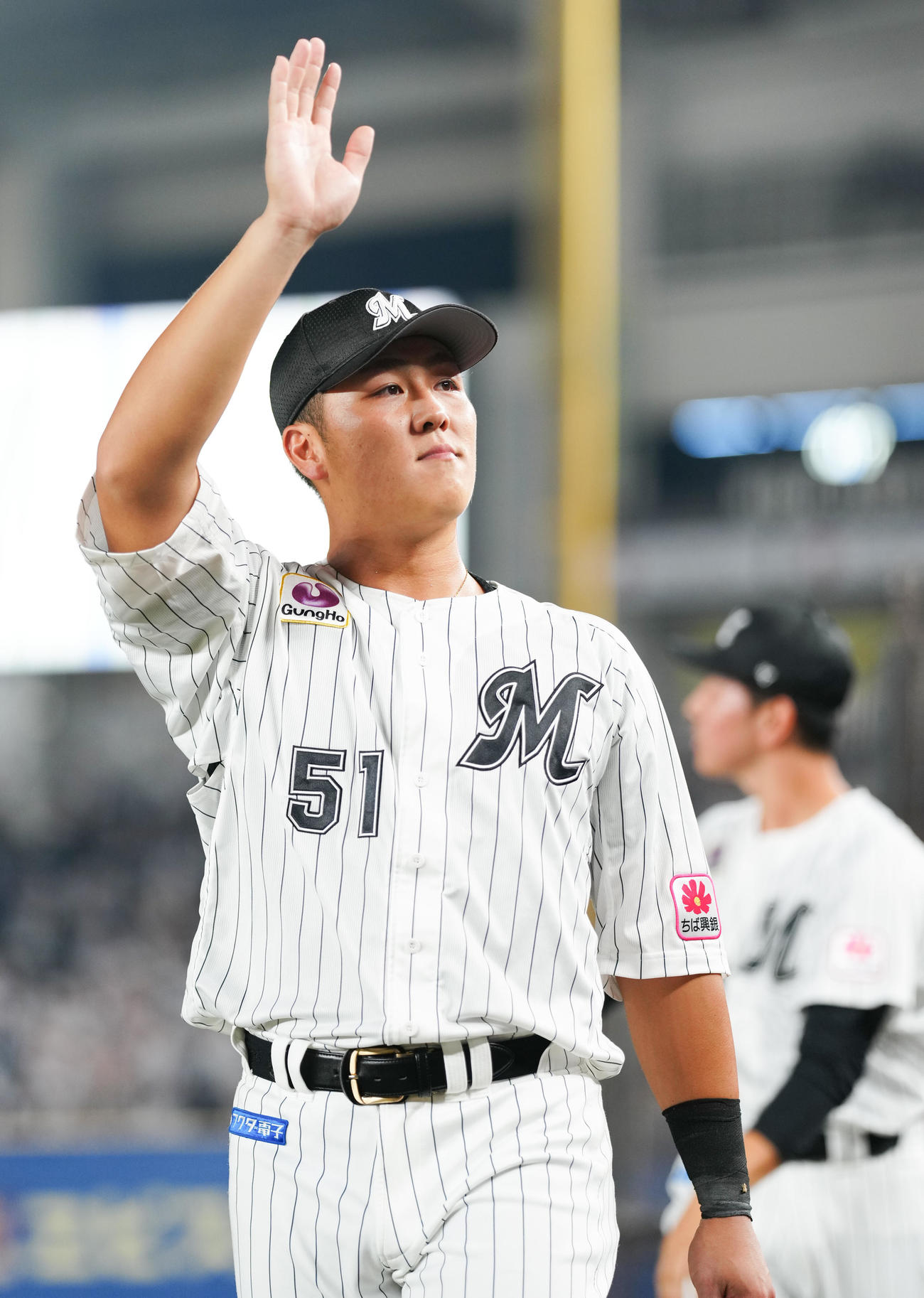 25年８月21日の楽天戦で、４打席連続本塁打を達成したロッテ山口はファンの声援に応える