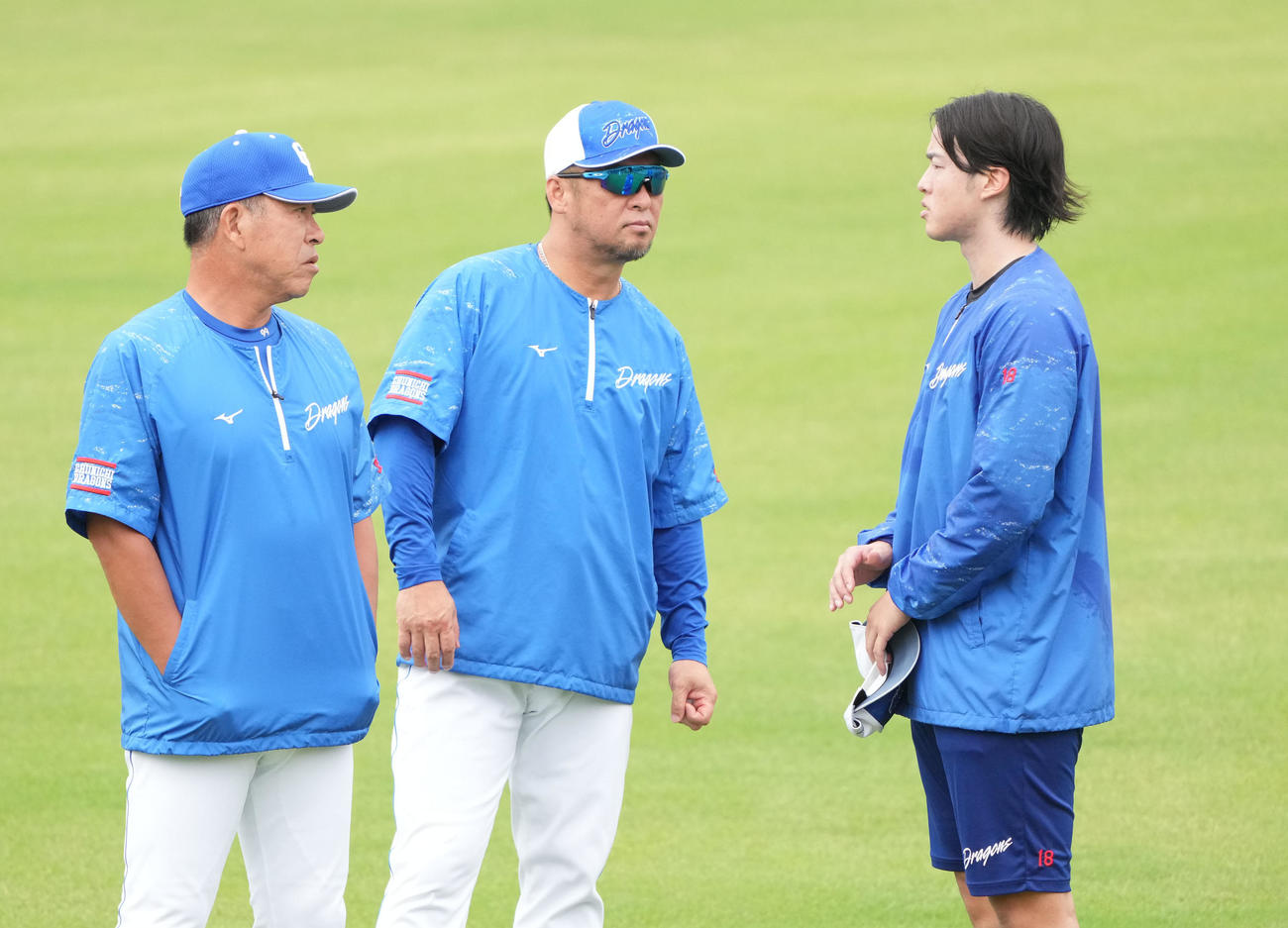 井上監督（左）は梅津（右）と言葉を交わす（撮影・森本幸一）