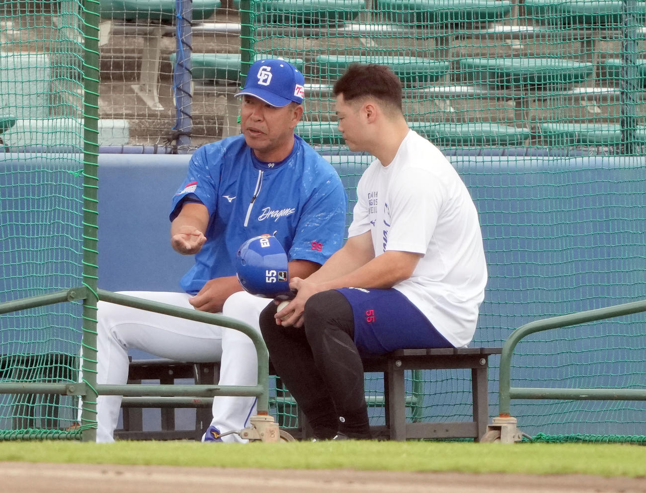 細川（右）と話をする井上監督（撮影・森本幸一）