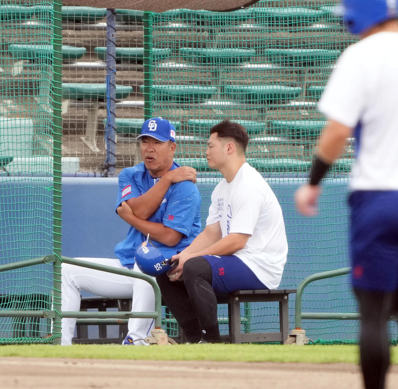 細川（右）と話をする井上監督（撮影・森本幸一）