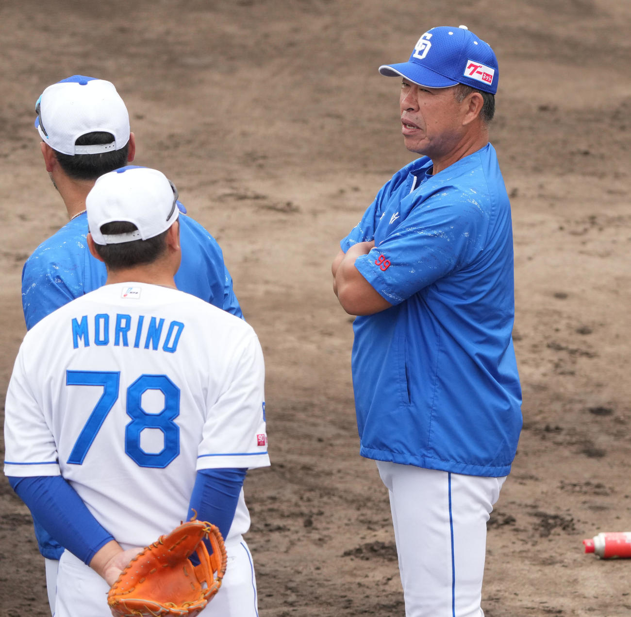 井上監督（右）は松中打撃統括コーチ、森野打撃コーチらと練習を見つめる（撮影・森本幸一）