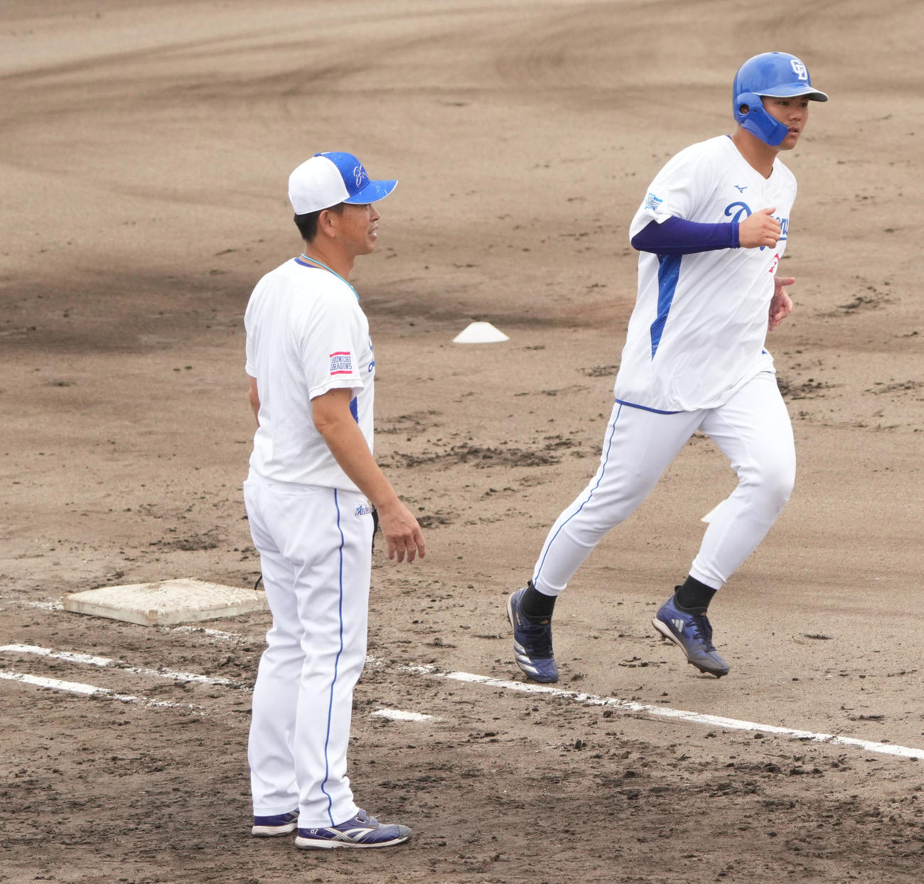 高橋周（右は）は大きいサイズのベースを利用し走塁練習をする（撮影・森本幸一）