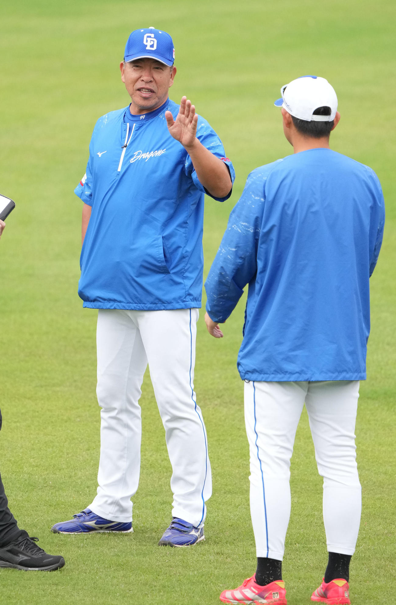高橋周（右）と言葉を交わす井上監督（撮影・森本幸一）