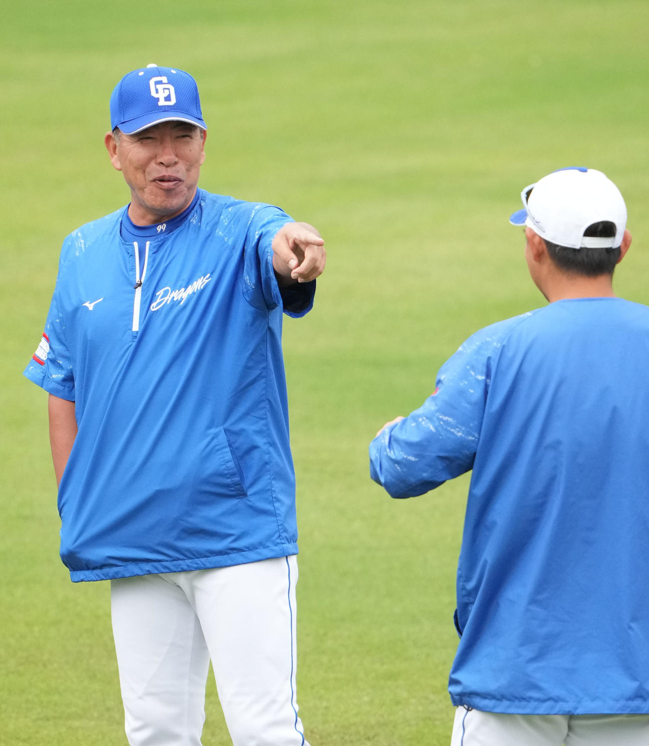 高橋周（右）と言葉を交わす井上監督（撮影・森本幸一）