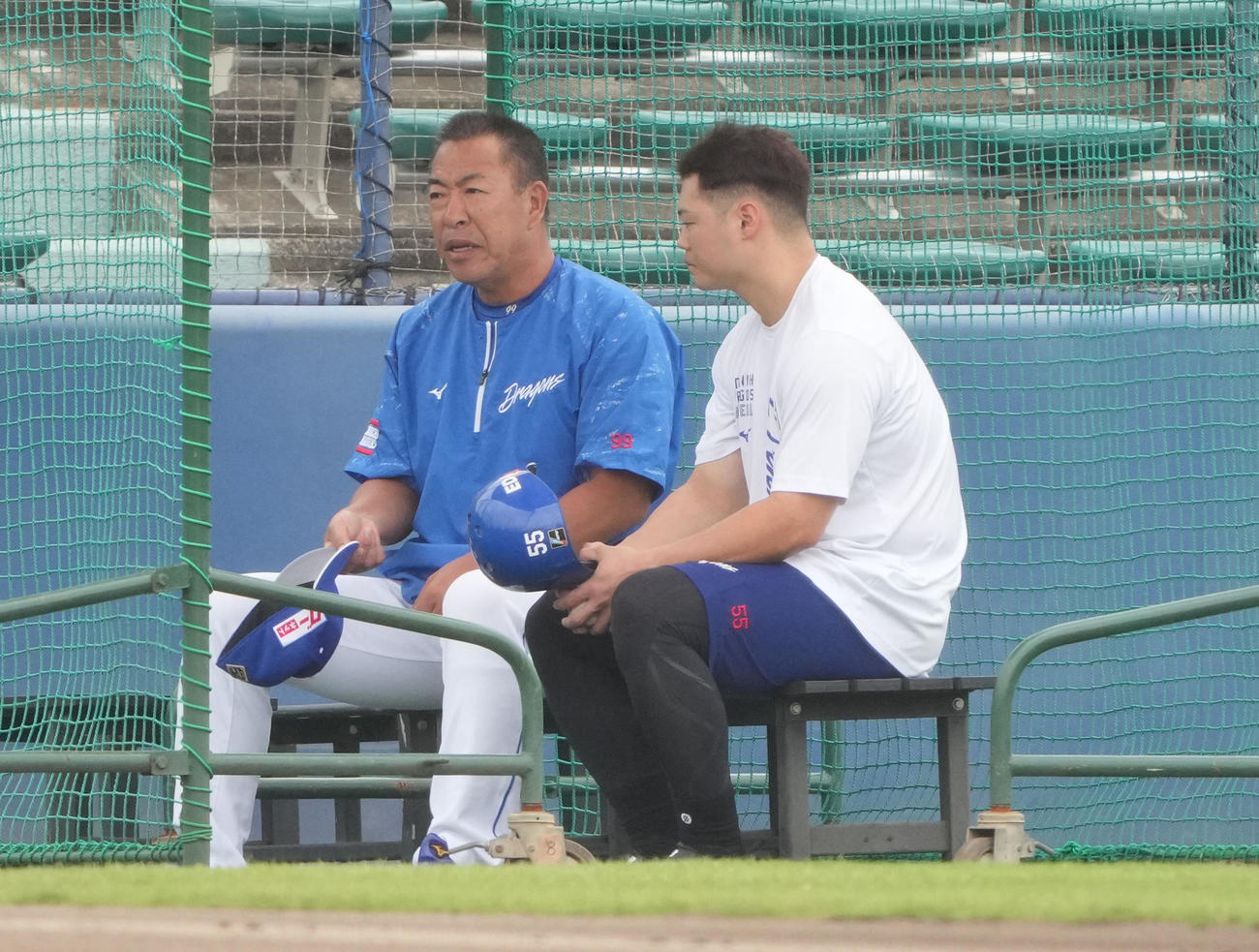 細川（右）と話をする井上監督（撮影・森本幸一）