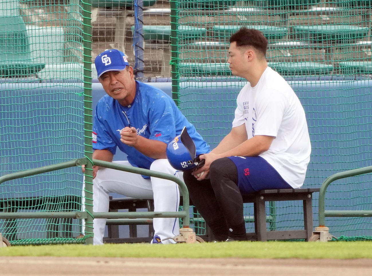 細川（右）と話をする井上監督（撮影・森本幸一）