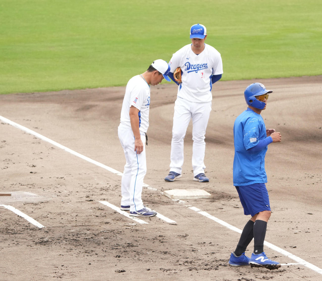 中村外野守備走塁コーチ（左）は大きいサイズのベースを利用し走塁を指導する（撮影・森本幸一）