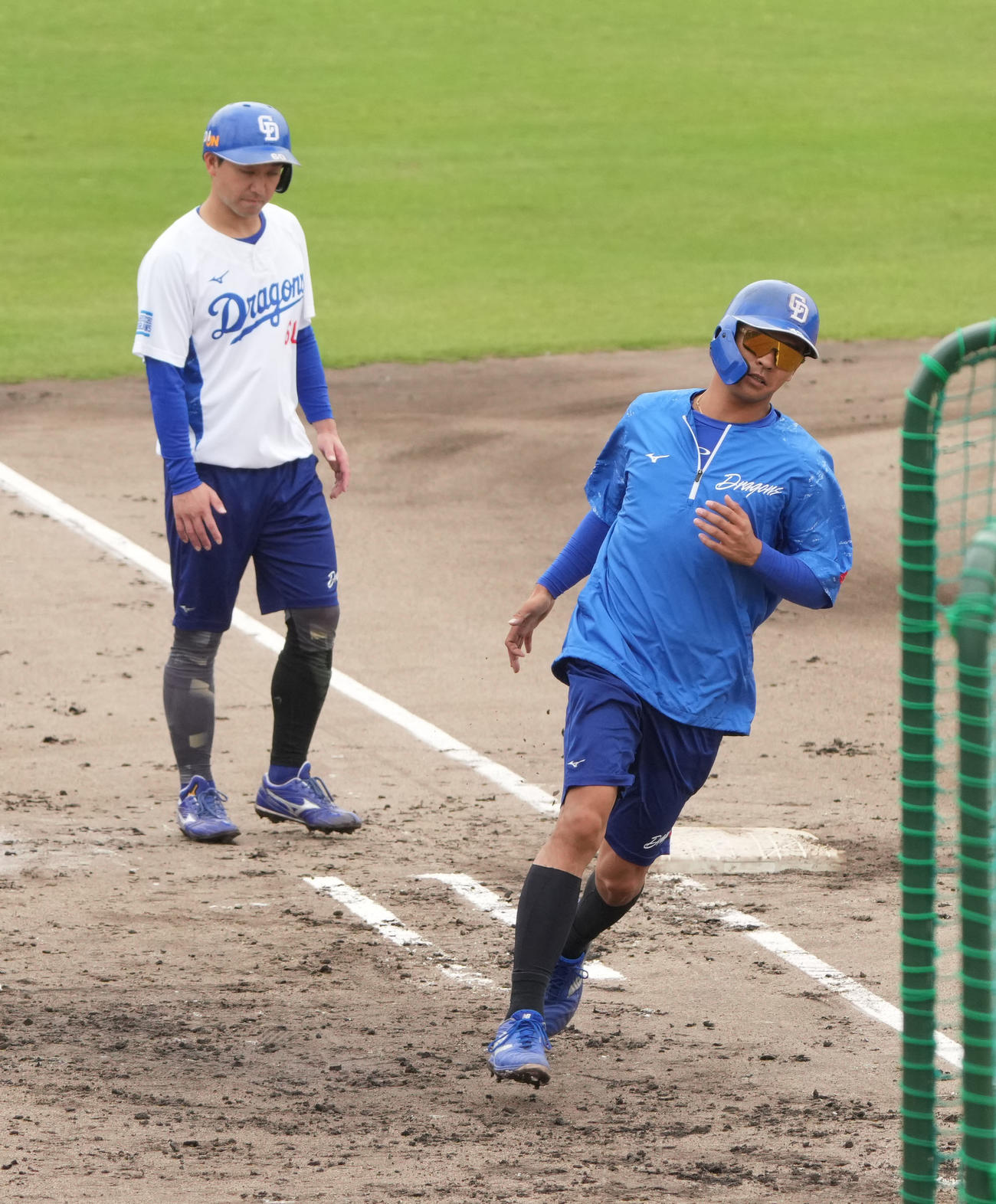山本（左）と土田は大きいサイズのベースを利用し走塁練習をする（撮影・森本幸一）