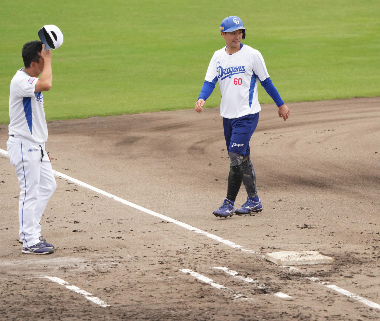 山本（右）は大きいサイズのベースを利用し走塁練習をする（撮影・森本幸一）
