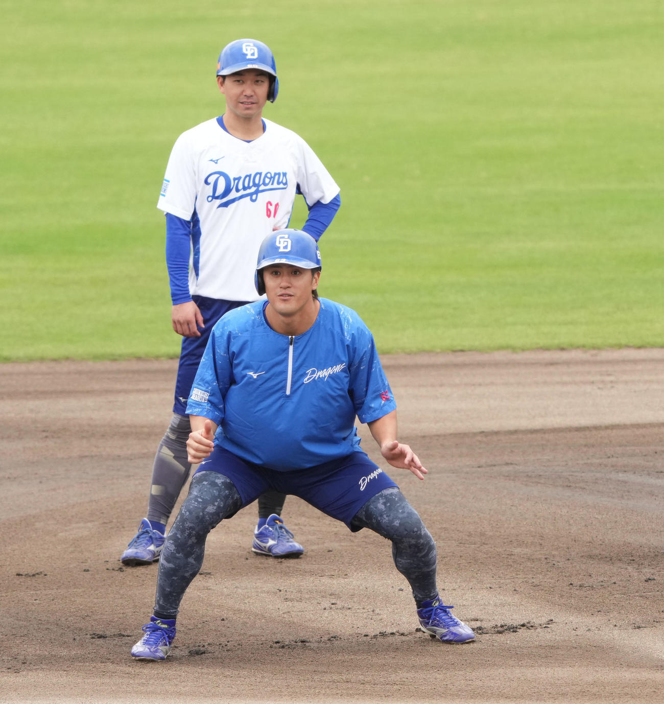 山本（奥）は板山と走塁練習をする（撮影・森本幸一）