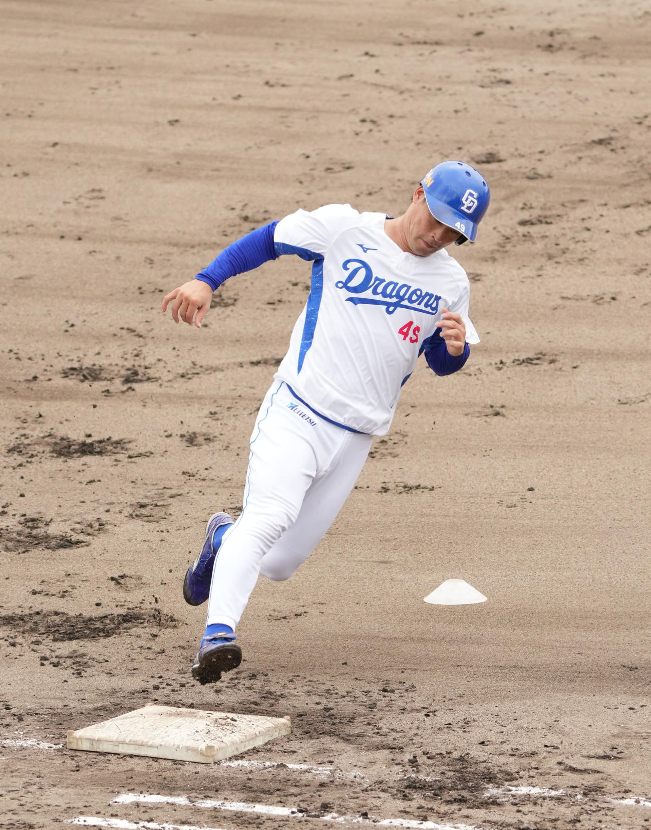 加藤匠は大きいサイズのベースを利用し走塁練習をする（撮影・森本幸一）