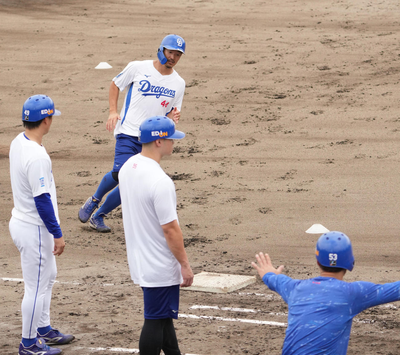 川越（左から2人目）は大きいサイズのベースを利用し走塁練習をする（撮影・森本幸一）