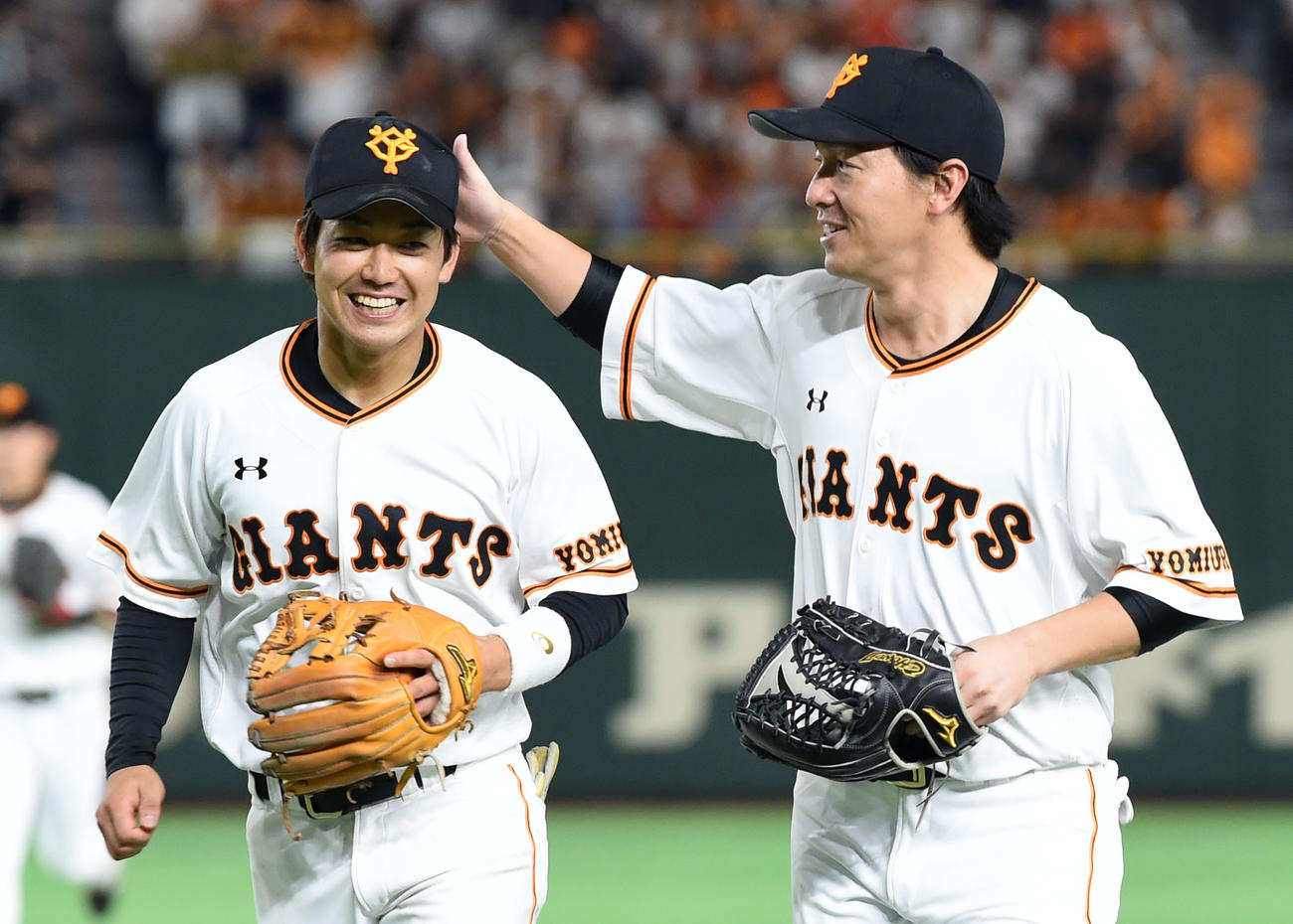 巨人対ロッテ　7回表終了時、笑顔でベンチへ引き揚げる巨人長野（右）と山本の新1、2番コンビ（2017年6月16日撮影）