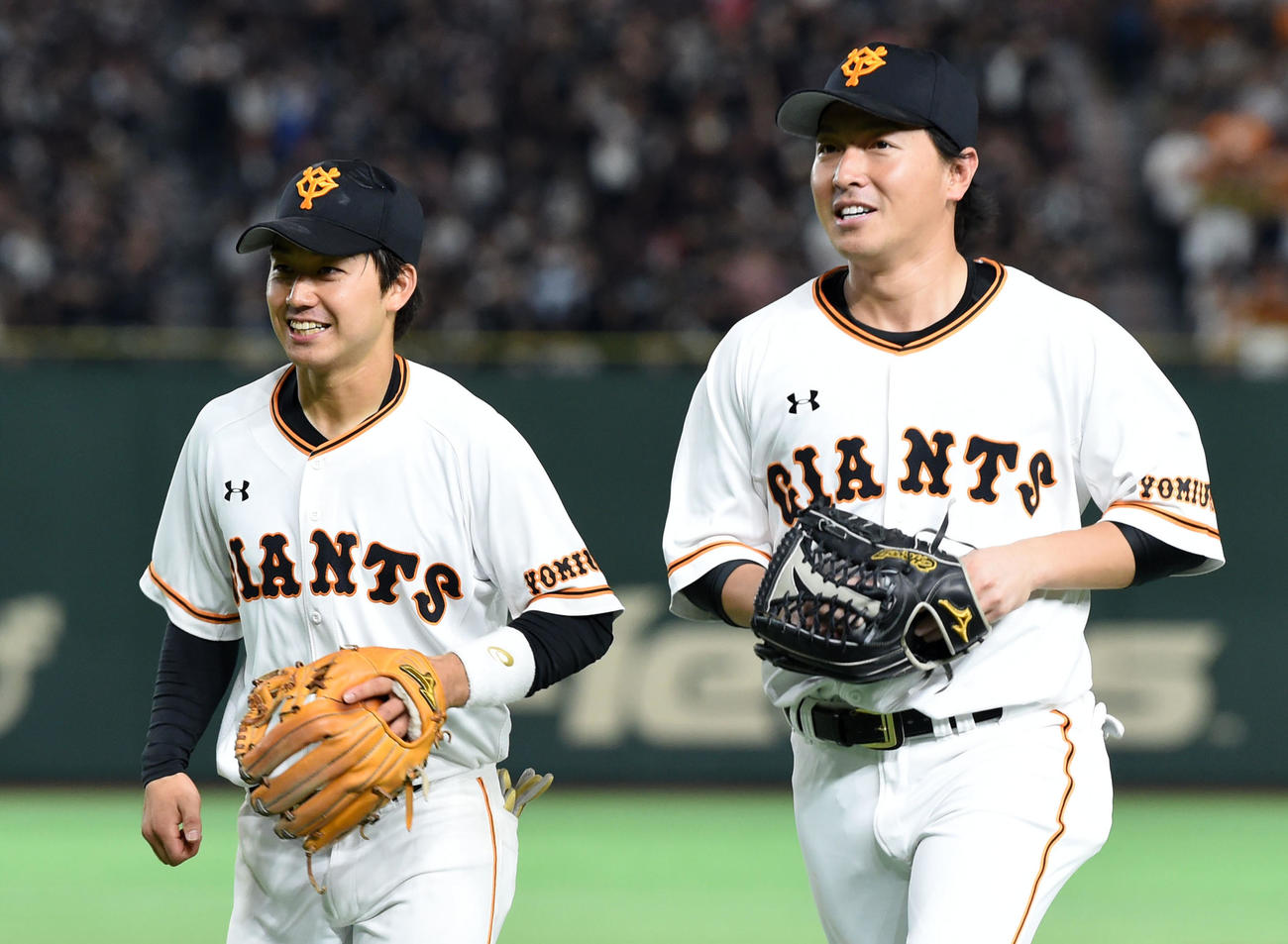 巨人対ロッテ　7回表終了時、笑顔でベンチへ引き揚げる巨人長野（右）と山本の新1、2番コンビ（2017年6月16日撮影）
