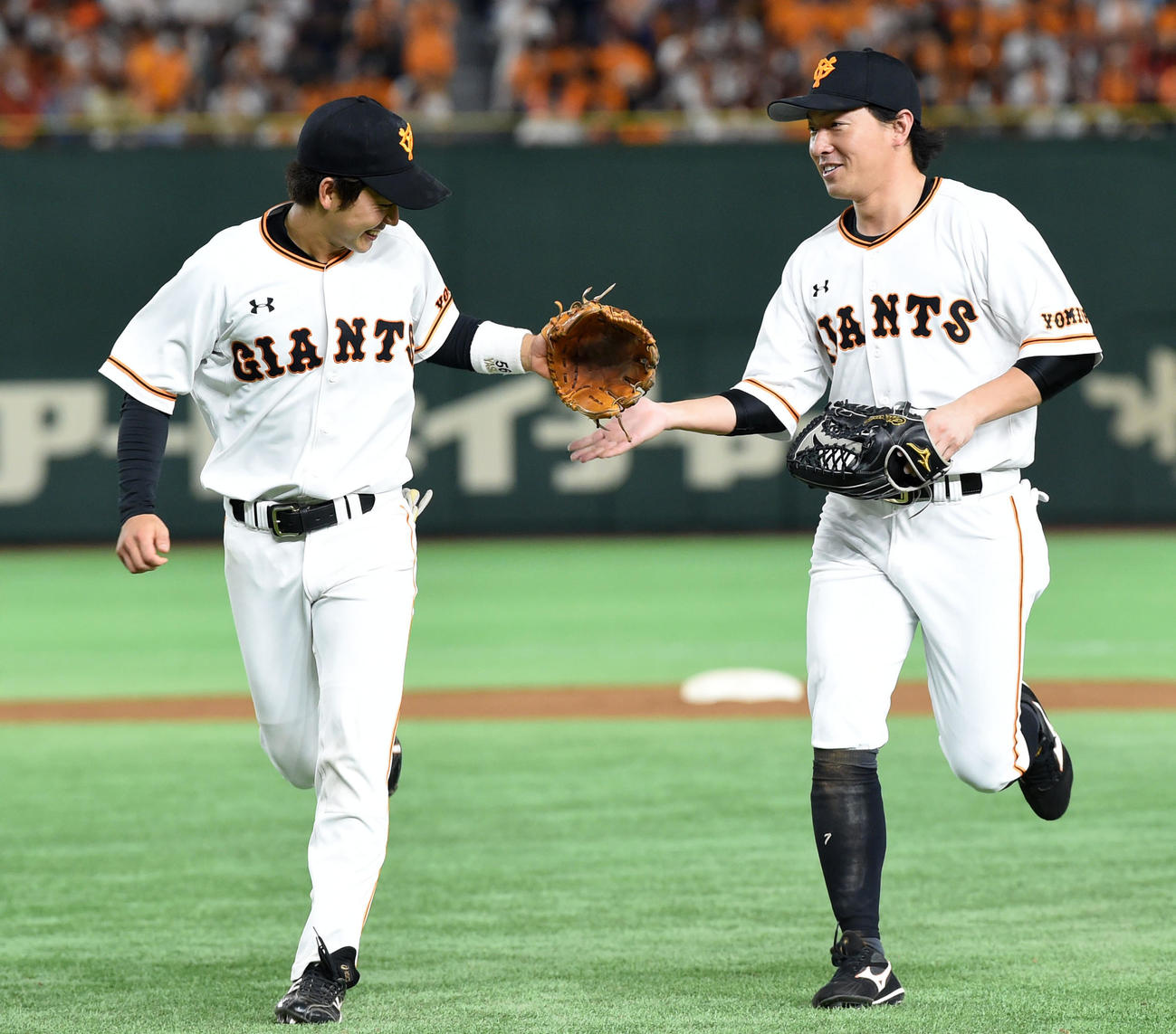 巨人対ロッテ　7回表終了時、笑顔でベンチへ引き揚げる巨人長野（右）と山本の新1、2番コンビ（2017年6月16日撮影）
