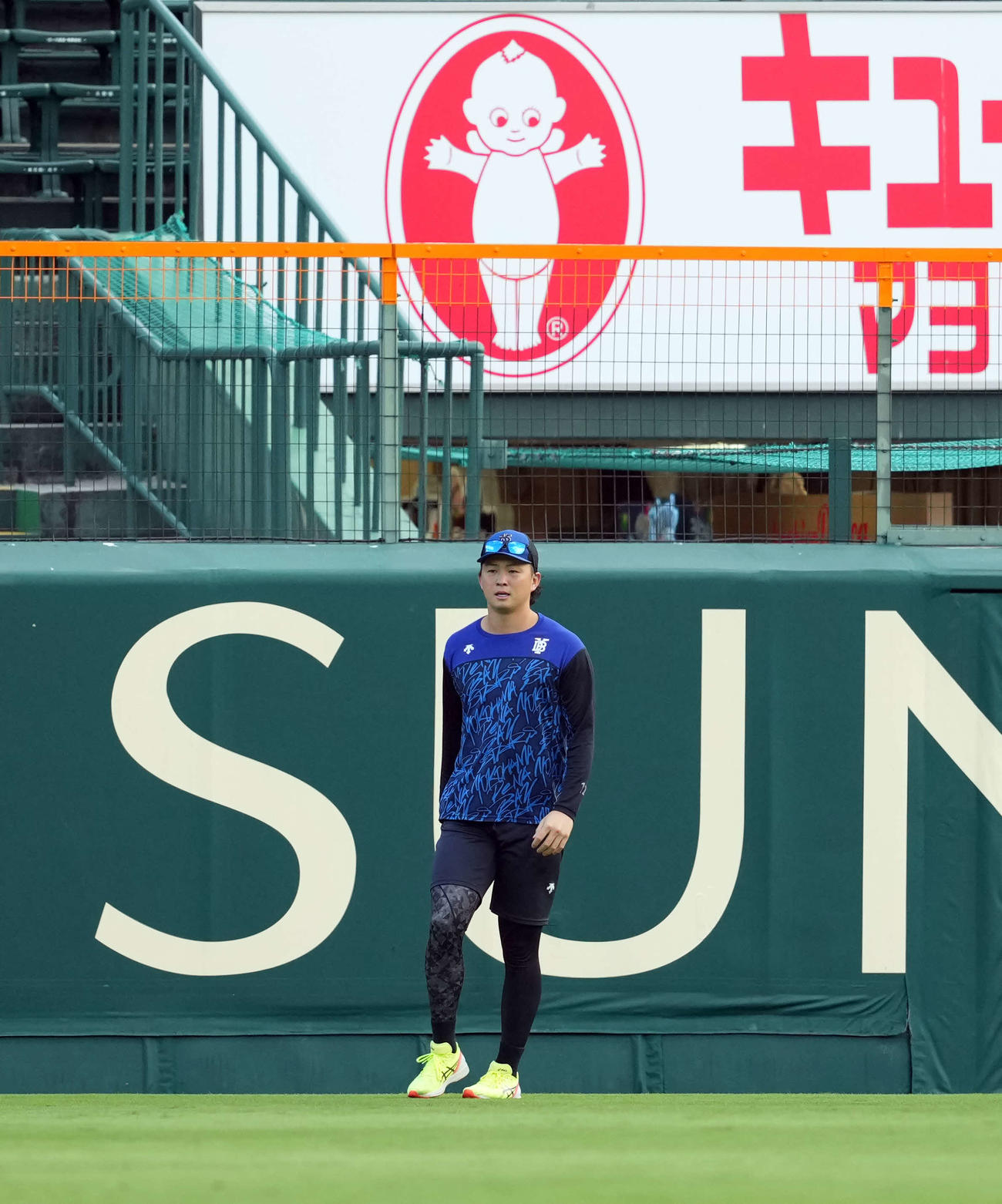 阪神対DeNA　外野で歩くDeNA竹田（撮影・たえ見朱実）