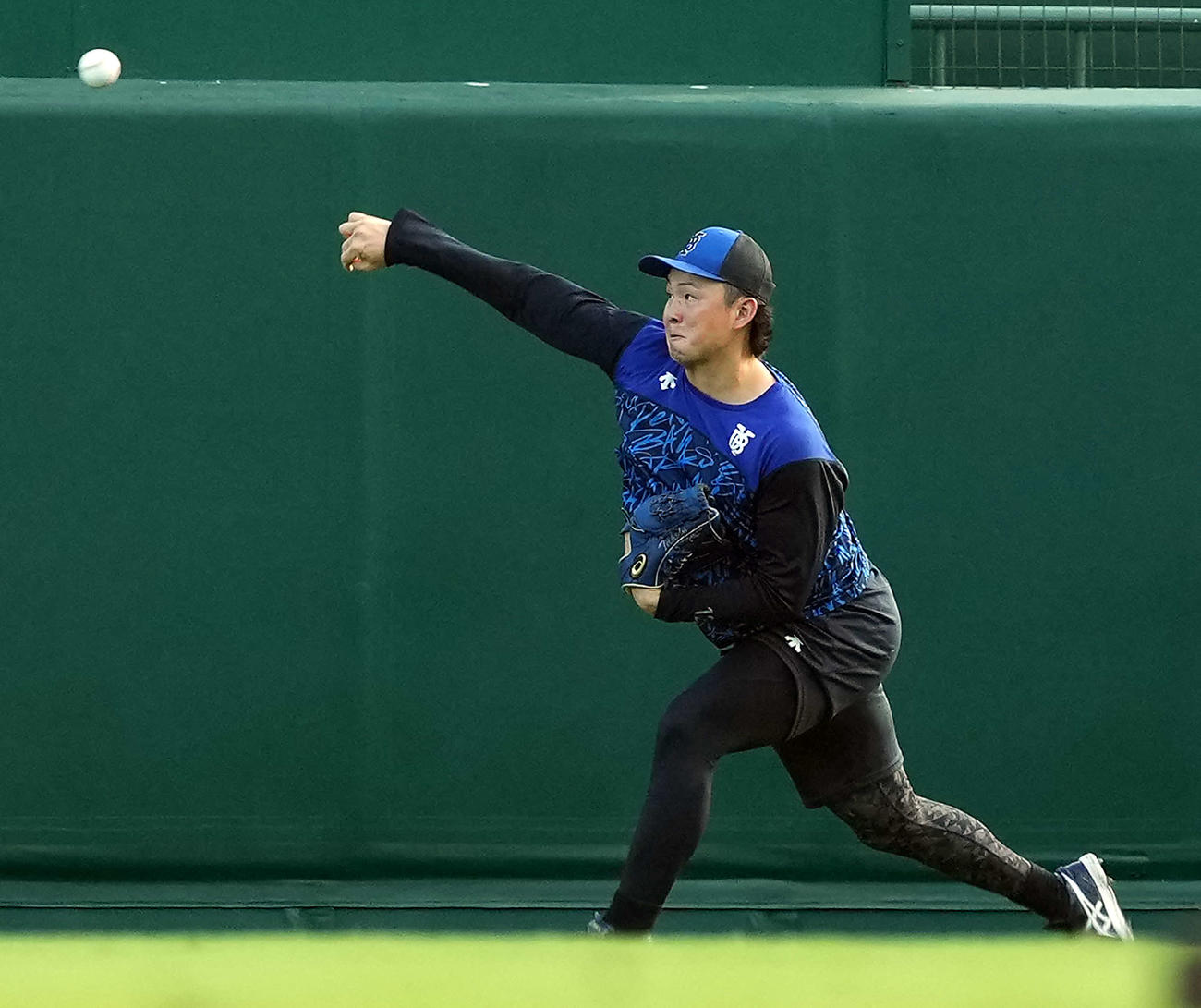 阪神対DeNA　外野でキャッチボールをするDeNA竹田（撮影・たえ見朱実）