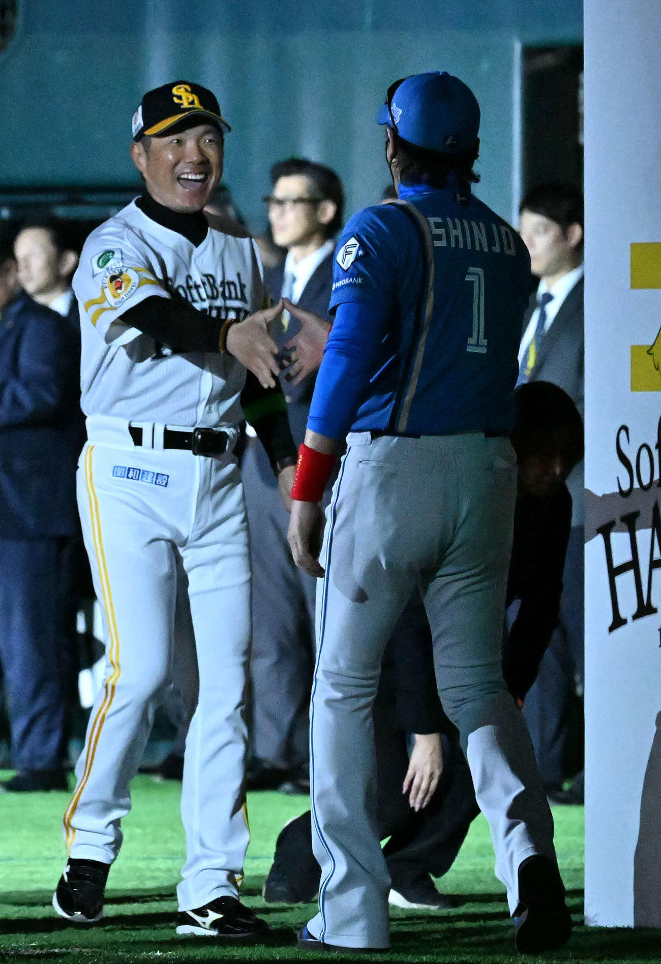 ソフトバンク対日本ハム　試合前、握手を交わす小久保監督（左）と新庄監督（撮影・林敢治）