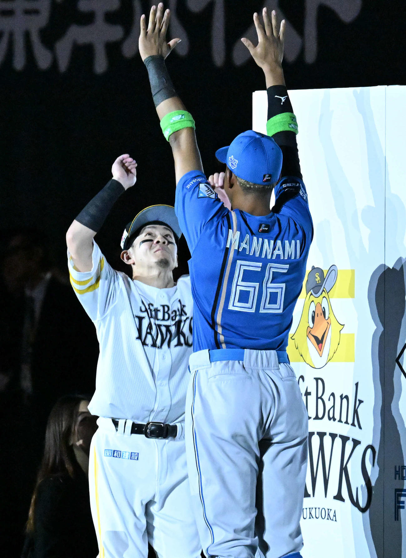 ソフトバンク対日本ハム　スタメン入場でハイタッチを試みる牧原大（左）と万波（撮影・林敢治）