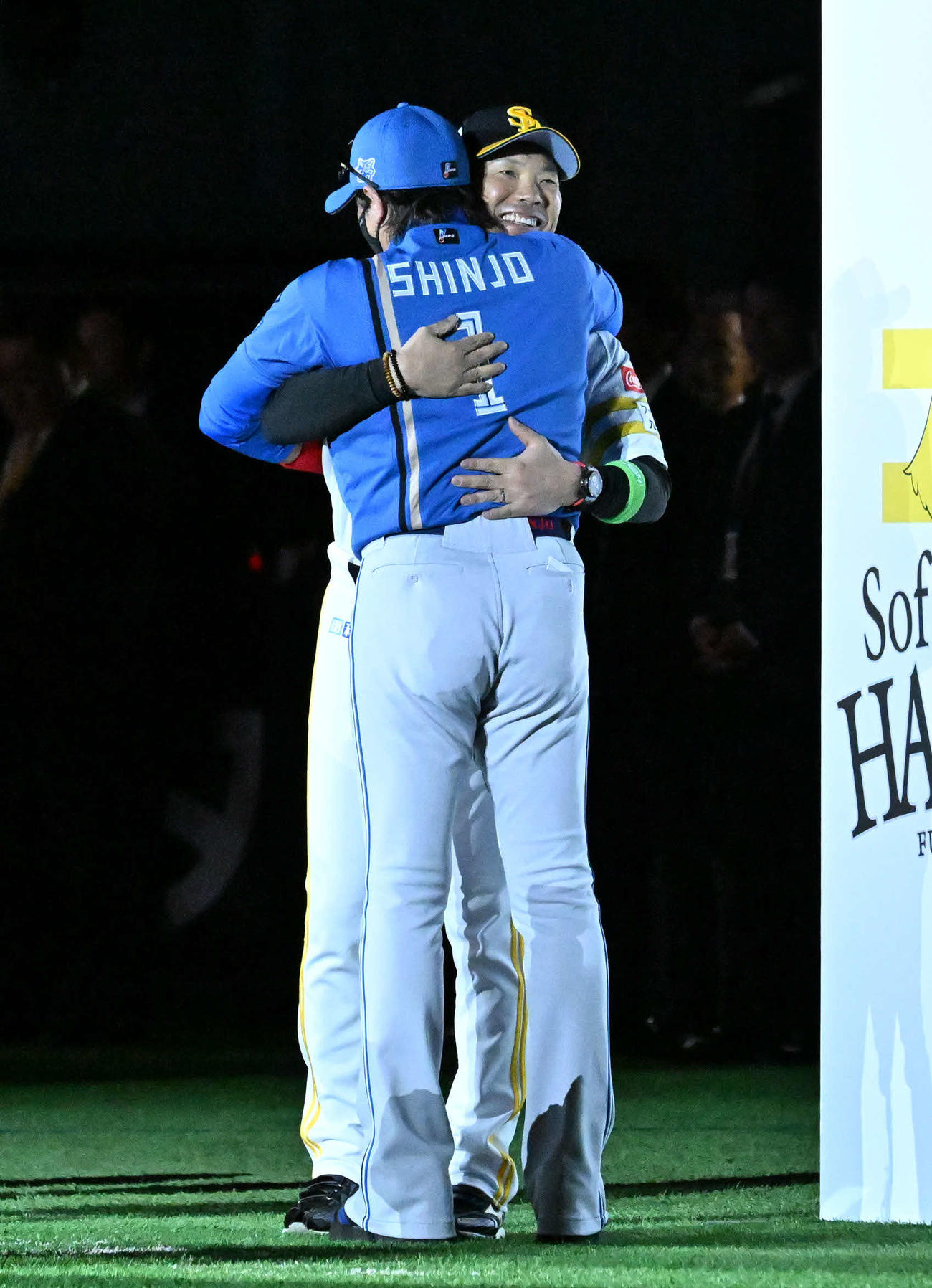 ソフトバンク対日本ハム　試合前、ハグを交わす小久保監督（右）と新庄監督（撮影・林敢治）