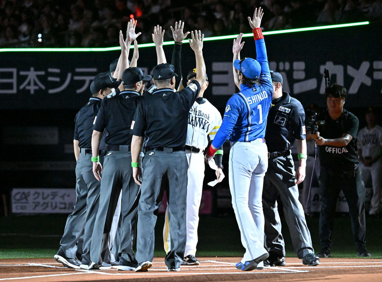 ソフトバンク対日本ハム　メンバー表交換で審判団と手を上げる新庄監督（右から2番目）中央は小久保監督（撮影・林敢治）