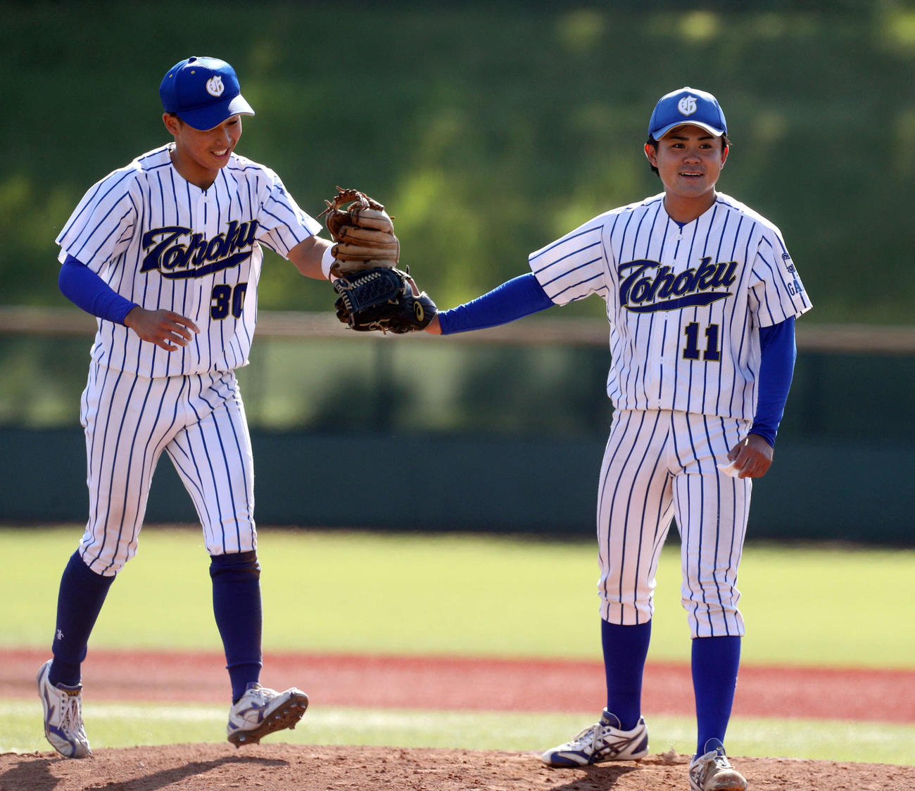 東北工大対東北学院大　勝利を喜ぶ東北学院大・堀川（右）（撮影・木村有優）