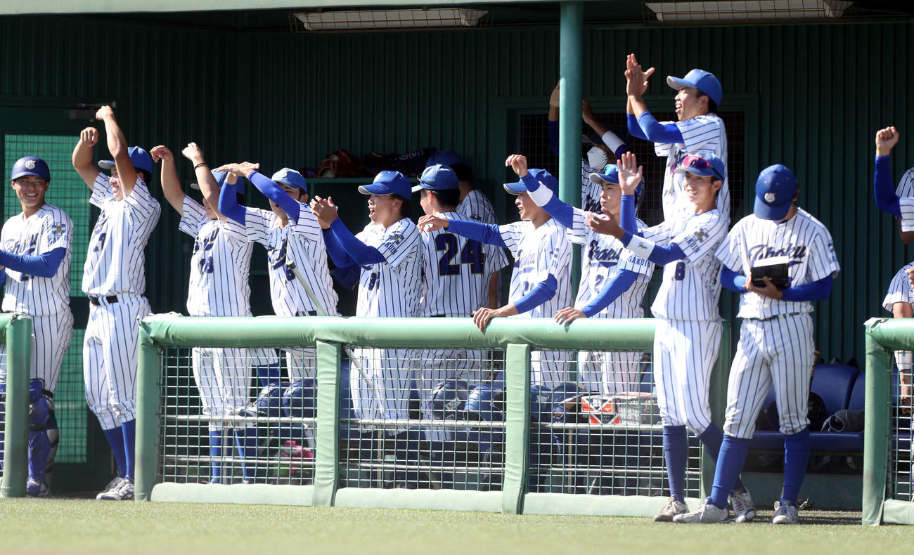 東北工大対東北学院大　6回、勝ち越しを喜ぶ東北学院大ベンチ（撮影・木村有優）