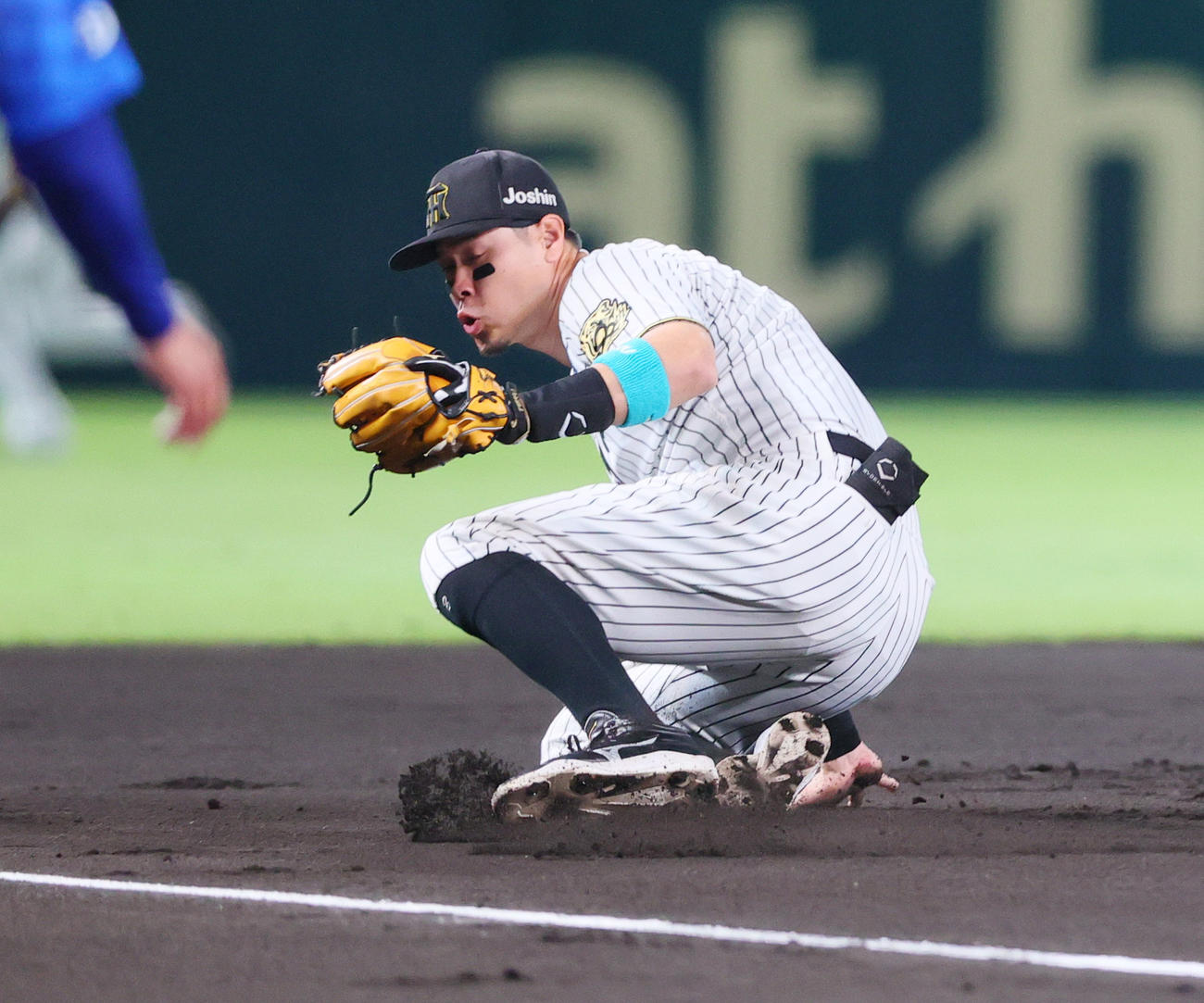 阪神対DeNA 1回表DeNA2死満塁、佐藤輝は山本の三ゴロを好捕する（撮影・上山淳一）